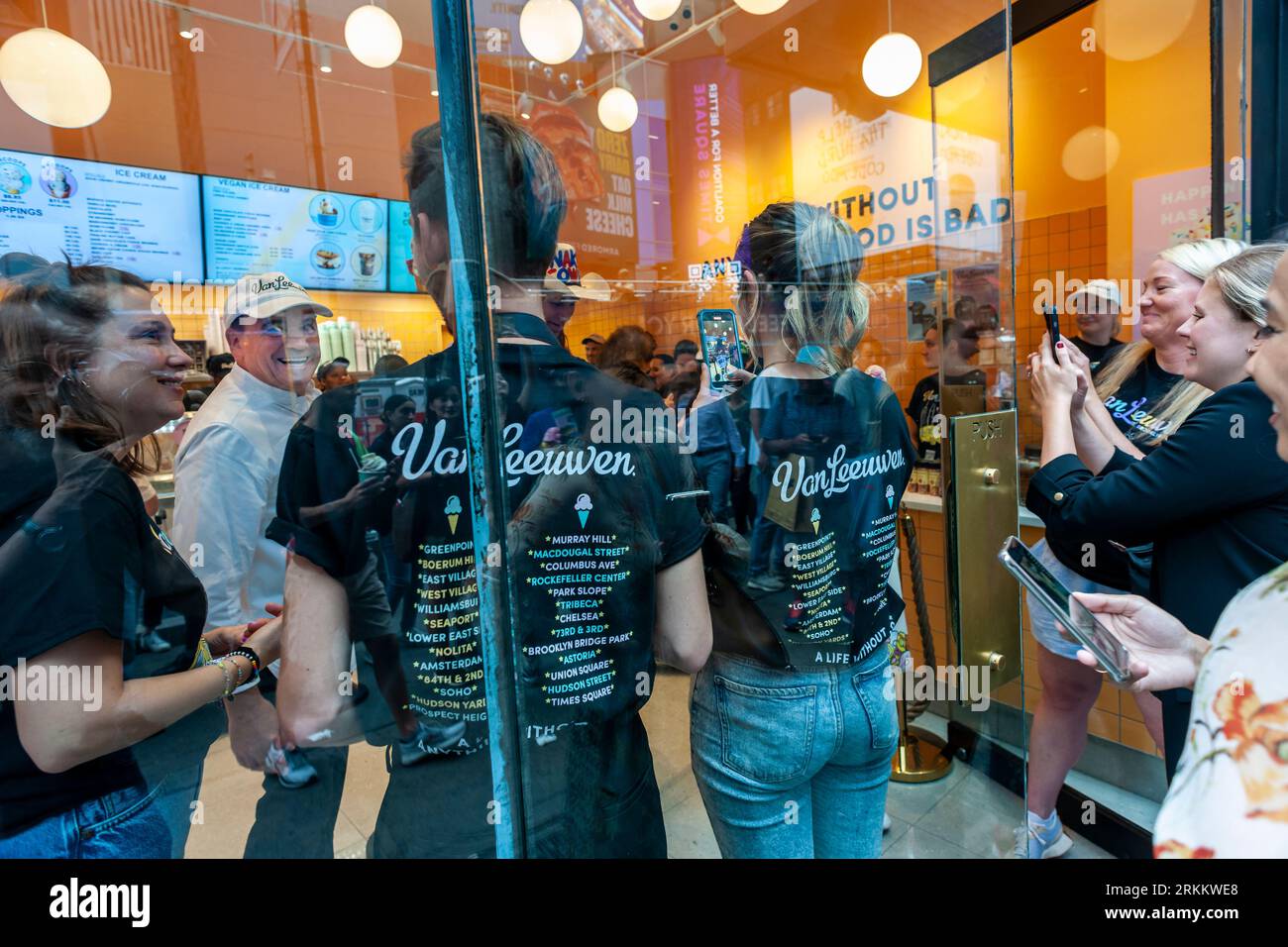 Hunderte von Eisliebhabern warten am Donnerstag, den 24. August 2023, auf die Eröffnung des 50. Van Leeuwen Eisdielen-Ladens am Times Square in New York. Die Marke hat sich mit dem berühmten Küchenchef Jean-Georges Vongerichten zusammengetan, um eine Sonderedition mit dem Geschmack „Sour Cherry Creamsicle“ zu kreieren. (© Richard B. Levine) Stockfoto