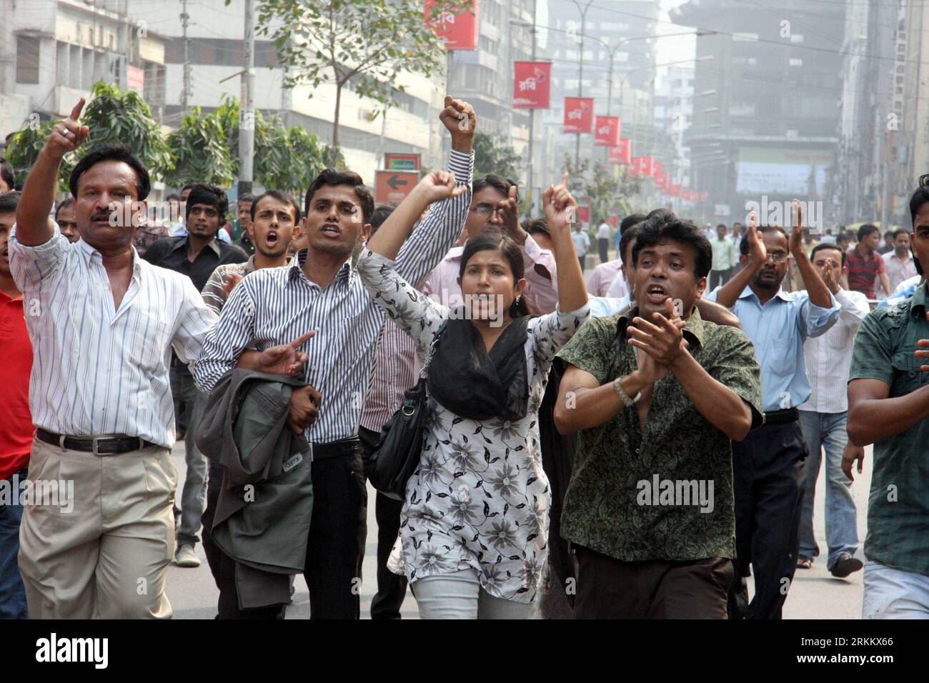 Bildnummer: 56284401 Datum: 15.11.2011 Copyright: imago/Xinhua (111115) -- DHAKA, 15. November 2011 (Xinhua) -- Demonstranten singen Parolen vor der Dhaka-Börse (DSE) in der bangladeschischen Hauptstadt Dhaka, 15. November 2011. Eine Gruppe kleiner Aktieninvestoren setzte ihre Demonstration in der Hauptstadt Dhaka am Dienstag fort und protestierte gegen einen steilen Kursrückgang. (Xinhua/Shariful Islam) (nxl) BANGLADESCH-DHAKA-STOCK-FALL-DEMONSTRATION PUBLICATIONxNOTxINxCHN Wirtschaft Börse Demo Protest x0x xtm 2011 quer 56284401 Datum 15 11 2011 Copyright Imago XINHUA Dhaka 15. November 2011 XINHUA Demonstrator Chan Stockfoto