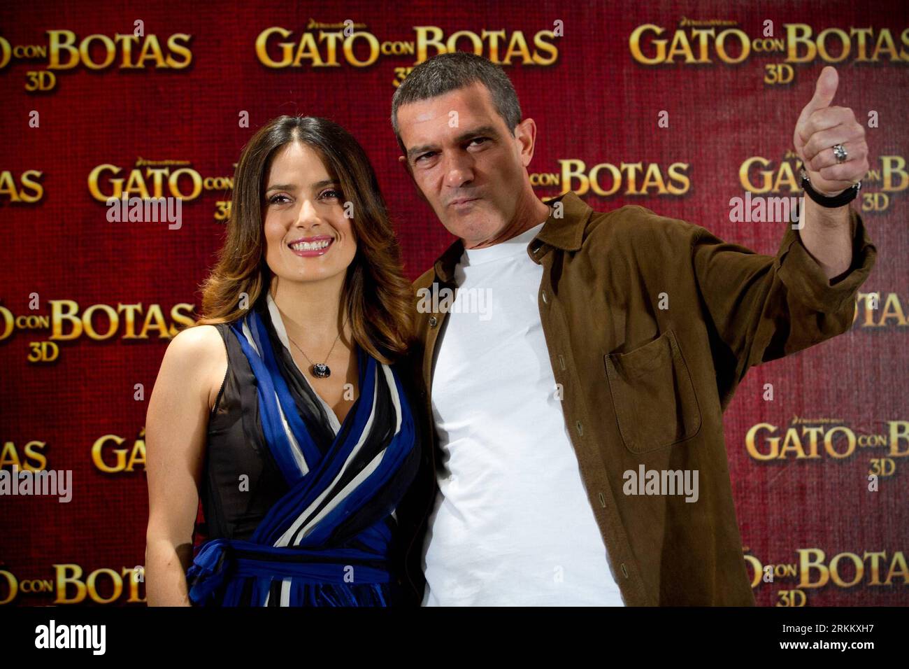 Bildnummer: 56286180  Datum: 15.11.2011  Copyright: imago/Xinhua (111116) -- MEXICO CITY, Nov. 15, 2011 (Xinhua) -- Mexican actress Salma Hayek (L) and Spanish actor Antonio Banderas, pose at a photocall during the presentation for the movie Puss in Boots , in Mexico City, capital of Mexico, on Nov. 15, 2011. (Xinhua/Pedro Mera) (ctt) MEXICO-MEXICO CITY-ENTERTAINMENT-PUSS IN BOOTS PUBLICATIONxNOTxINxCHN People Entertainment Film Filmpremiere Der gestiefelte Kater 3D 3 D xjh x0x premiumd 2011 quer     56286180 Date 15 11 2011 Copyright Imago XINHUA  Mexico City Nov 15 2011 XINHUA MEXICAN actres Stockfoto