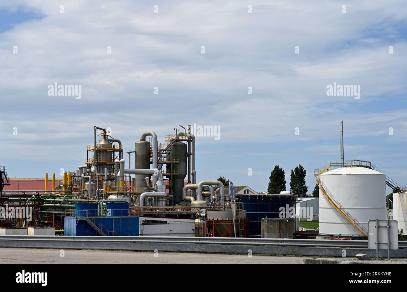 Chemische Arbeiten mit Kondensatsäulen, Rohrleitungen und Lagerbehältern, Portugal Stockfoto