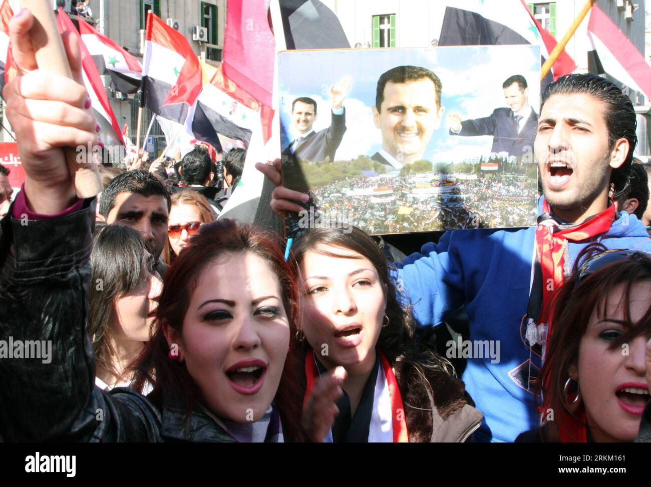 Bildnummer: 56352855 Datum: 20.11.2011 Copyright: imago/Xinhua (111120) -- DAMASKUS, 20. November 2011 (Xinhua) -- regierungsnahe Syrer rufen Parolen und wehen syrische Flaggen während einer Kundgebung auf dem al-Hijaz-Platz in Damaskus, Syrien, 20. November 2011. Die Kundgebung, die hier am Sonntag stattfand, war Teil vieler anderer Protagonisten-Kundgebungen, die in letzter Zeit durch Syrien gefegt sind, um Solidarität mit dem umkämpften Präsidenten Baschar al-Assad zu zeigen und Unzufriedenheit mit dem internationalen Aufruhr gegen seine Regierung auszudrücken. (Xinhua/Bassim) SYRIEN-DAMASKUS-pro-GOVERNMENT-RALLY PUBLICATIONxNOTxINxCHN Gesellschaft Demo Anhänger Syri Stockfoto