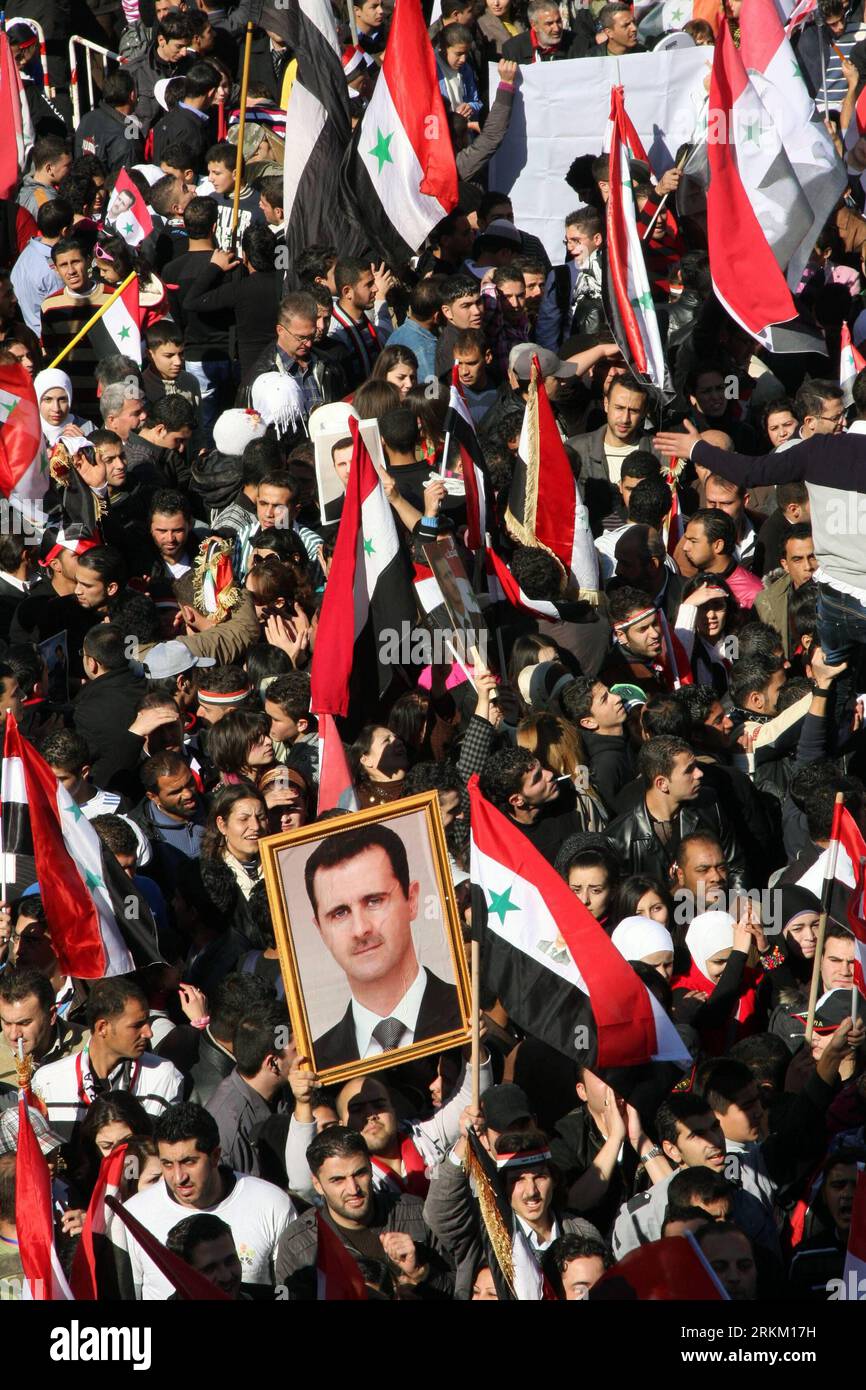 Bildnummer: 56352853 Datum: 20.11.2011 Copyright: imago/Xinhua (111120) -- DAMASKUS, 20. November 2011 (Xinhua) -- regierungsnahe Syrer rufen Parolen und wehen syrische Flaggen während einer Kundgebung auf dem al-Hijaz-Platz in Damaskus, Syrien, 20. November 2011. Die Kundgebung, die hier am Sonntag stattfand, war Teil vieler anderer Protagonisten-Kundgebungen, die in letzter Zeit durch Syrien gefegt sind, um Solidarität mit dem umkämpften Präsidenten Baschar al-Assad zu zeigen und Unzufriedenheit mit dem internationalen Aufruhr gegen seine Regierung auszudrücken. (Xinhua/Bassim) SYRIEN-DAMASKUS-pro-GOVERNMENT-RALLY PUBLICATIONxNOTxINxCHN Gesellschaft Demo Anhänger Syri Stockfoto
