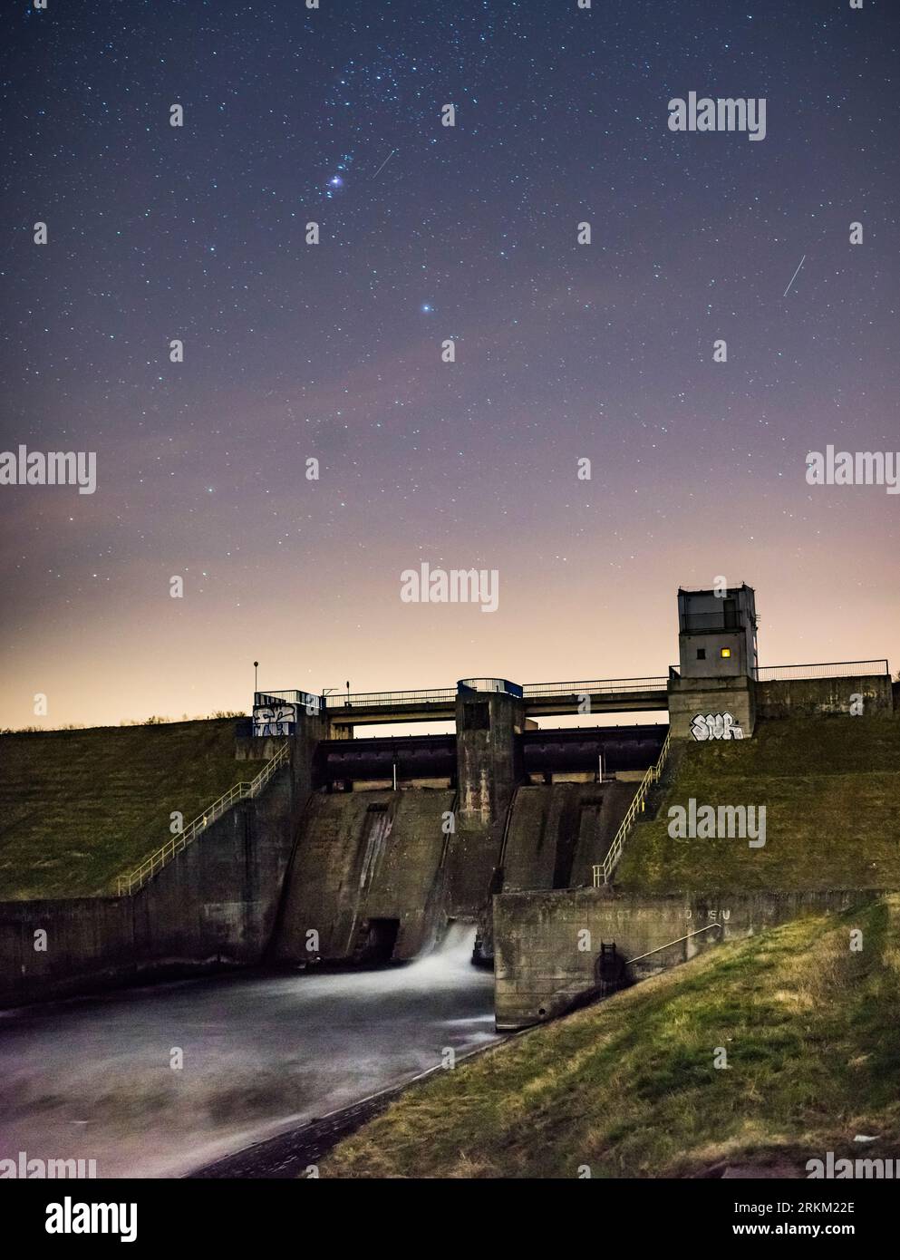 milchstraße und Sternbilder - großer Mond Stockfoto