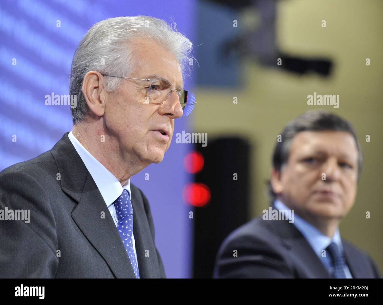 (111122) -- BRÜSSEL, 22. November 2011 (Xinhua) -- der Präsident der Europäischen Kommission Jose Manuel Barroso (R) und der italienische Premierminister Mario Monti halten nach ihrem Treffen am 22. November 2011 im EU-Hauptsitz in Brüssel, der belgischen Hauptstadt, eine gemeinsame Pressekonferenz. (Xinhua/YE Pingfan) BELGIEN-EU-ITALIEN-MONTI-VISIT PUBLICATIONxNOTxINxCHN Stockfoto