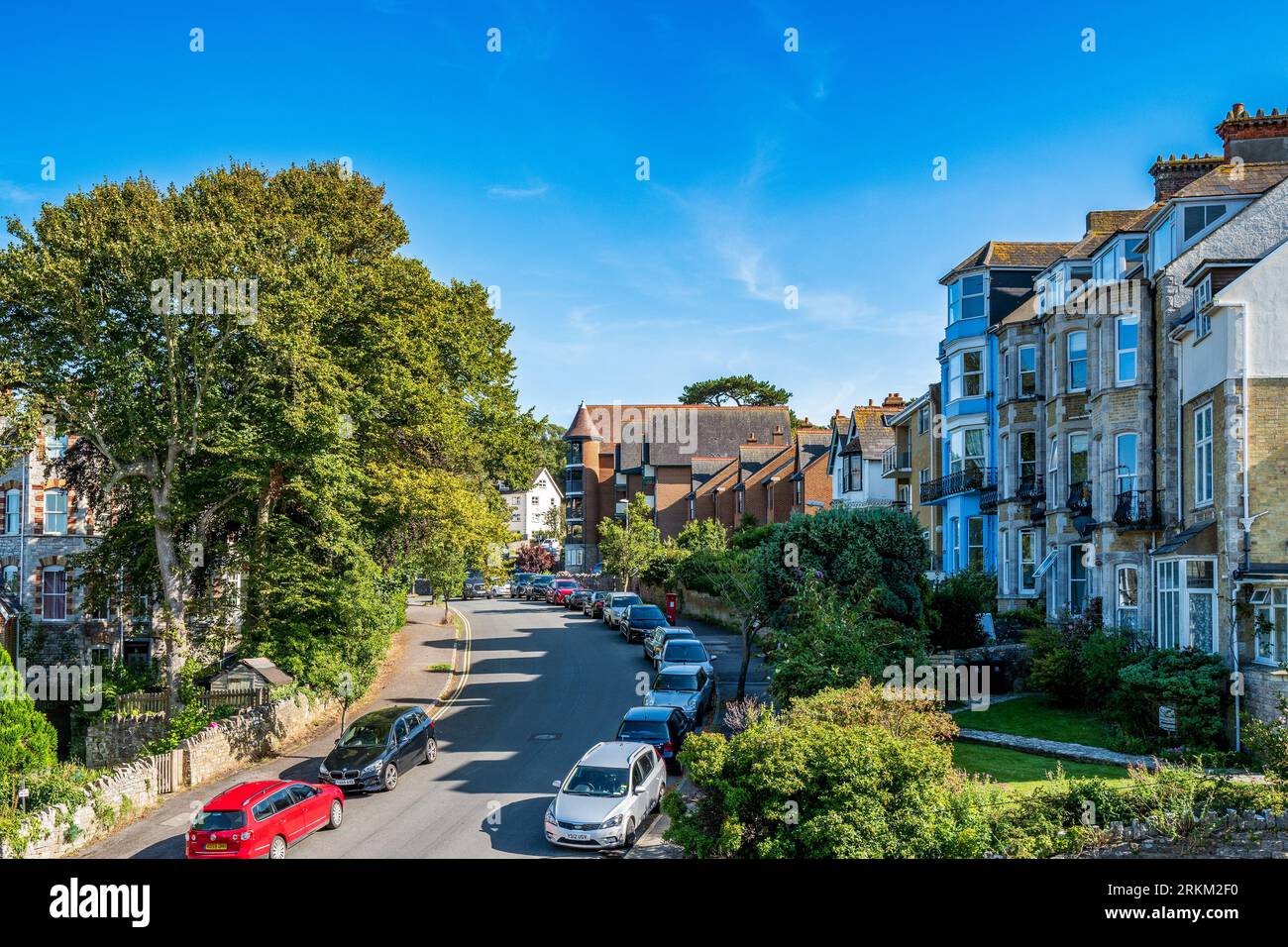 Reihe britischer Doppelhaushälften in Swanage, einer Küstenstadt in Großbritannien. Britischer Wohnungsmarkt. Immobilienmarkt. Hypotheken. Konzept. Zusammenfassung. Stockfoto