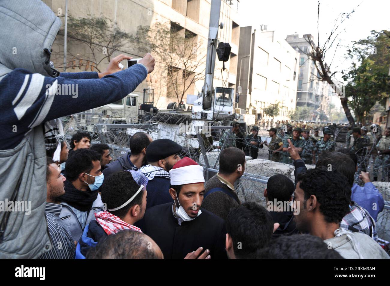 Bildnummer: 56437633 Datum: 24.11.2011 Copyright: imago/Xinhua (111124) -- KAIRO, 24. November 2011 (Xinhua) -- Demonstranten treffen sich in der Muhammad Mahmoud Straße, Kairo, Ägypten, 24. November 2011. Die Zusammenstöße zwischen Demonstranten und Polizei in der Muhammad Mahmoud Street und anderen Gegenden in der Nähe des Kairoer Tahrir-Platzes wurden am 24. November 2011 eingestellt. Der regierende militärrat Ägyptens forderte am Donnerstag ein Ende der Gewalt gegen Demonstranten im Land, da die Proteste in der Hauptstadt Kairo und anderen Städten fortgesetzt wurden, die eine schnelle Machtübergabe durch Militärherrscher forderten. (Xinhua/Li Muzi) (zf) ÄGYPTEN-KAIRO-TAHRIR-CLAS Stockfoto