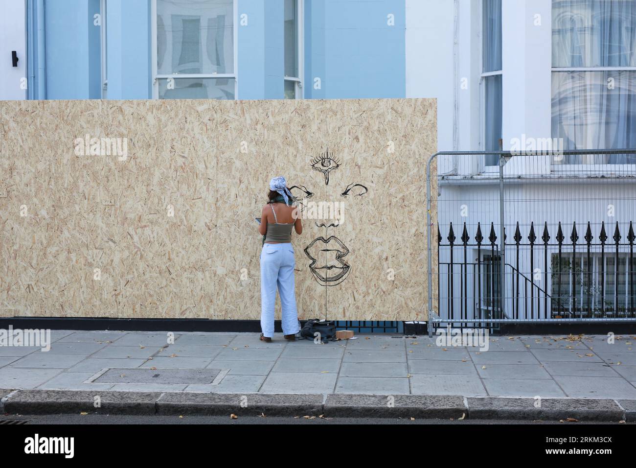 London, Großbritannien. 25. August 2023. Geschäftsinhaber und Bewohner von Notting Hill haben ihre Immobilien bereits vor dem jährlichen Karneval dieses Feiertagswochenendes besteigen lassen. Dutzende Holzbretter wurden heute in den Straßen rund um die Karnevalsstraße errichtet, um Geschäfte und Häuser zu schützen. Der Notting Hill Carnival, Europas größtes Straßenfest, das die karibische Kultur feiert, wird täglich über eine Million Besucher anziehen. Quelle: Waldemar Sikora / Alamy Live News Stockfoto