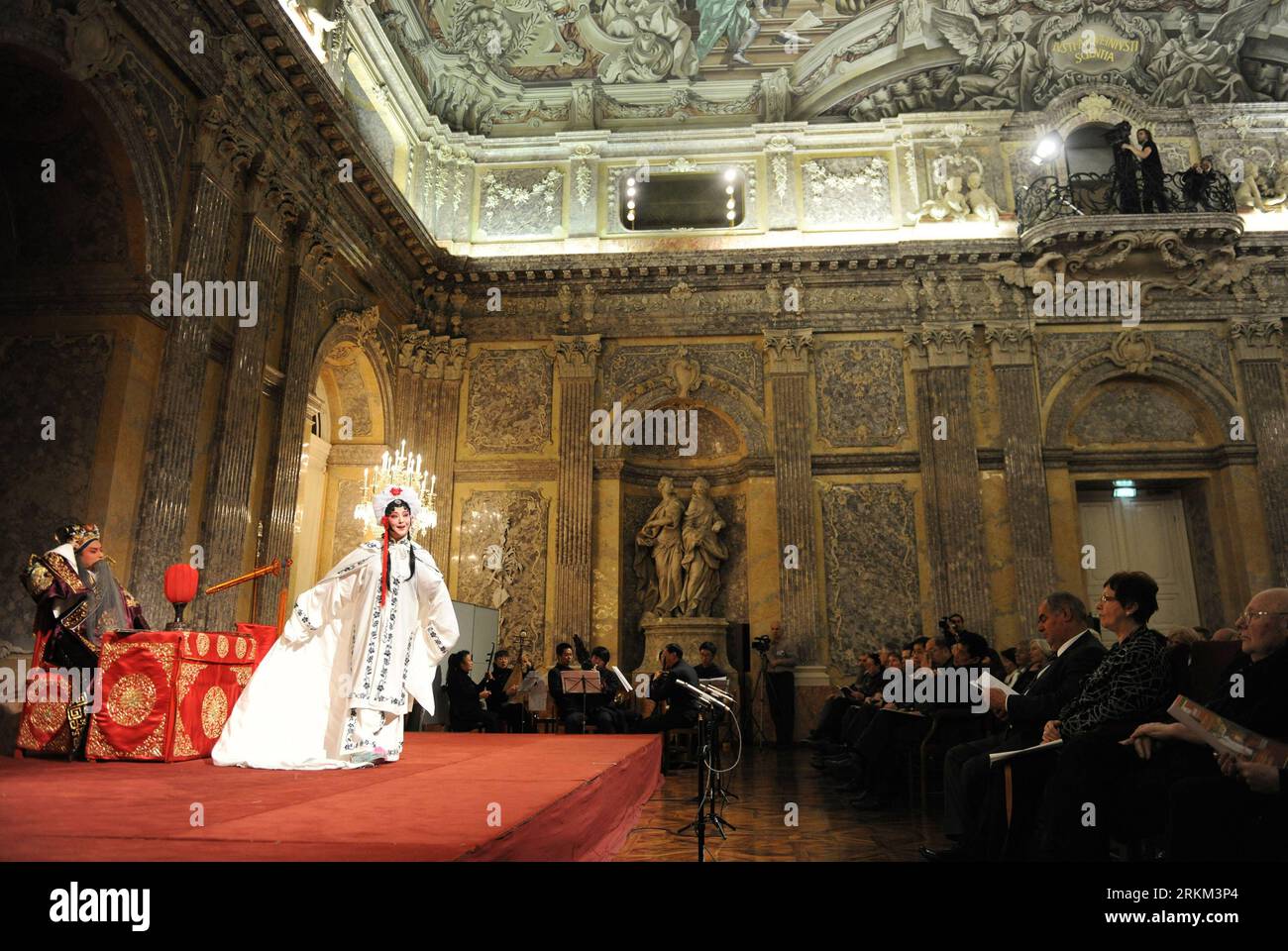 Bildnummer: 56448198 Datum: 24.11.2011 Copyright: imago/Xinhua (111125) -- WIEN, 25. Nov. 2011 (Xinhua) -- die Künstler des chinesischen Nördlichen Kunqu Operntheaters treten im klassischen Stück der Kunqu Oper Dou E Yuan an an der Österreichischen Akademie der Wissenschaften in Wien, Hauptstadt von Österreich, am 24. Nov. 2011 auf. Das Chinesische Nördliche Kunqu-Operntheater wurde eingeladen, den österreichischen Theaterliebhabern durch Seminare und Bühnenshows einen umfassenden Einblick in die Kunqu-Oper zu geben. Im Rahmen der Feierlichkeiten zum 40. Jahrestag der Aufnahme der diplomatischen Beziehungen zwischen Österreich und China, Stockfoto