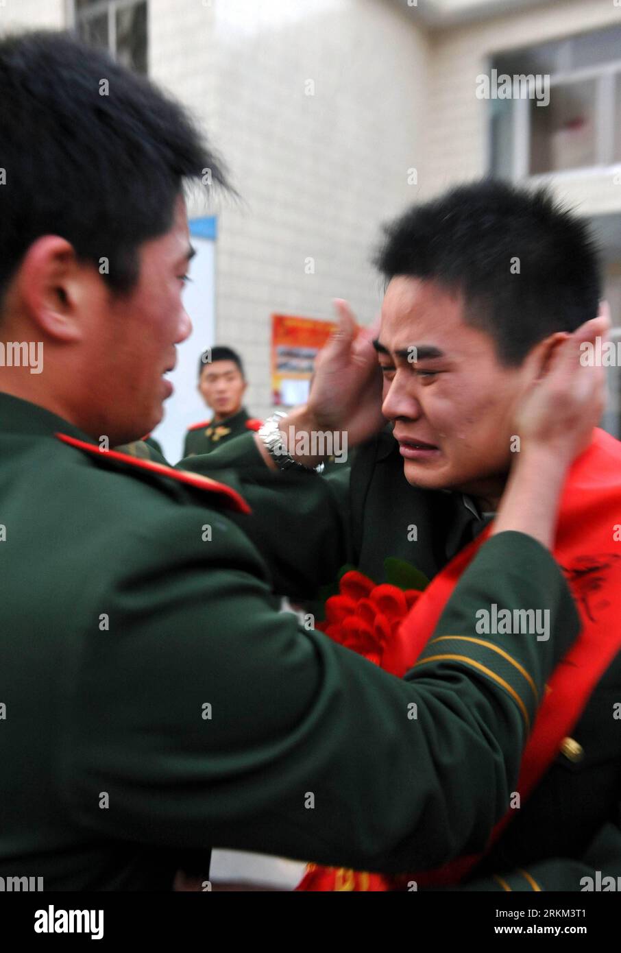 Bildnummer: 56455994 Datum: 25.11.2011 Copyright: imago/Xinhua (111125) -- JINAN, 25. November 2011 (Xinhua) -- Ein pensionierter Soldat weint, bevor er das Bataillon in Jinan, der Hauptstadt der ostchinesischen Provinz Shandong, am 25. November 2011 verlässt. Viele Soldaten absolvierten den Militärdienst in diesem Jahr und müssen das Bataillon verlassen, in dem sie jahrelang gedient haben. (Xinhua/Fang Yi) (lfj) CHINA-SOLDIERS-RETIRING (CN) PUBLICATIONxNOTxINxCHN Gesellschaft Militär Soldat Adschied Verabschiedung Militärdienst Tränen Trauer xjh x0x 2011 hoch kurios 56455994 Datum 25 11 2011 Copyright Imago XINHUA Jinan Nov 25 2011 XINHUA Stockfoto
