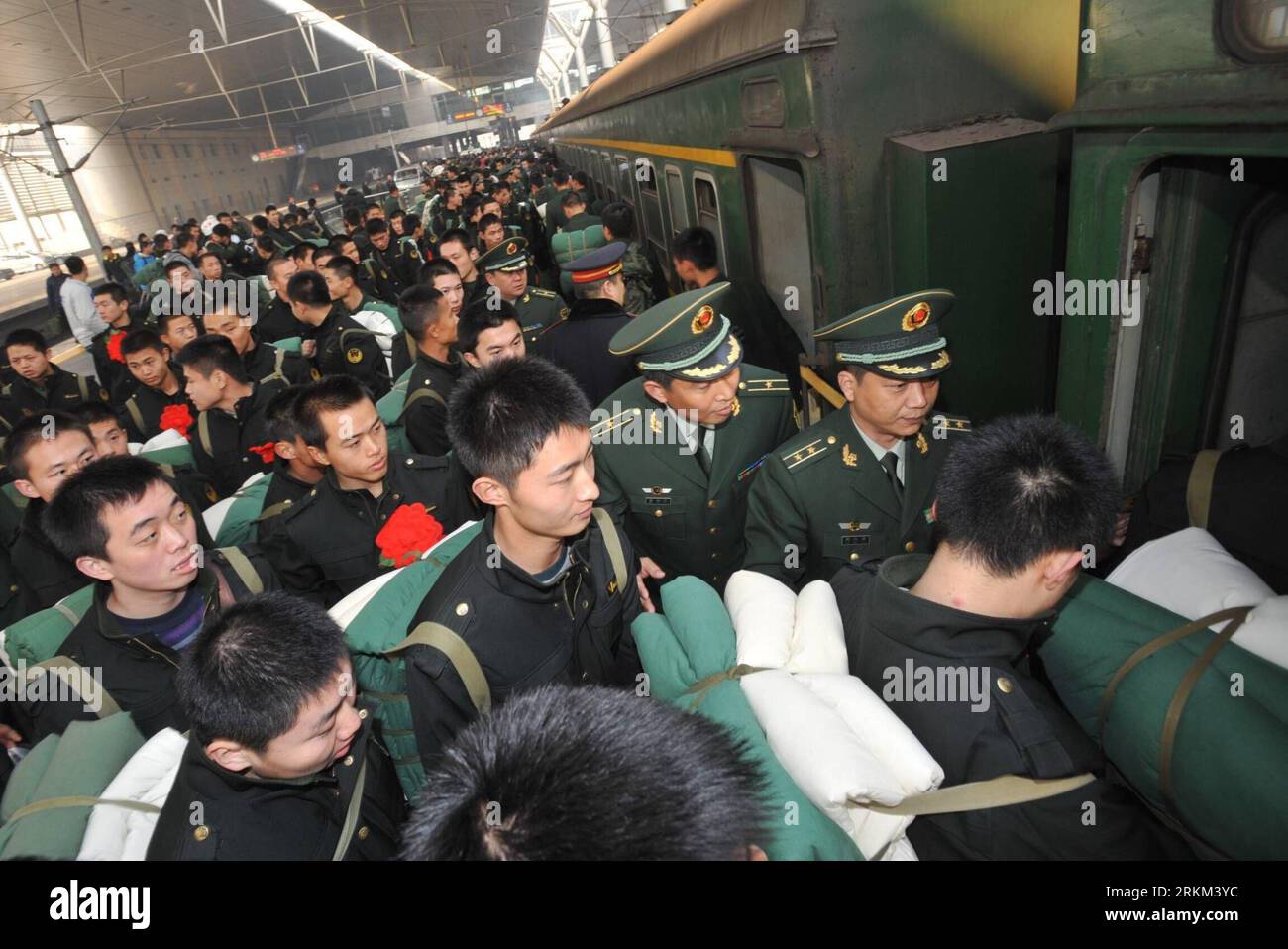 Bildnummer: 56459215 Datum: 25.11.2011 Copyright: imago/Xinhua (111125) -- TIANJIN, November 25, 2011 (Xinhua) -- pensionierte Soldaten steigen am Bahnhof in Tianjin, Nordchina, am 25. November 2011 in einen Zug ein. Viele Soldaten absolvierten den Militärdienst in diesem Jahr und müssen das Bataillon verlassen, in dem sie jahrelang gedient haben. (Xinhua/Wang Xiaoming) (mcg) CHINA-SOLDIERS-RENTE (CN) PUBLICATIONxNOTxINxCHN Gesellschaft Militär Volksbefreiungsarmee Soldat Rückkehr Militärdienst Ende Zug Bahn China x0x xtm 2011 quer 56459215 Datum 25 11 2011 Copyright Imago XINHUA Tianjin Nov 25 2011 XINHUA im Ruhestand verkauft Stockfoto