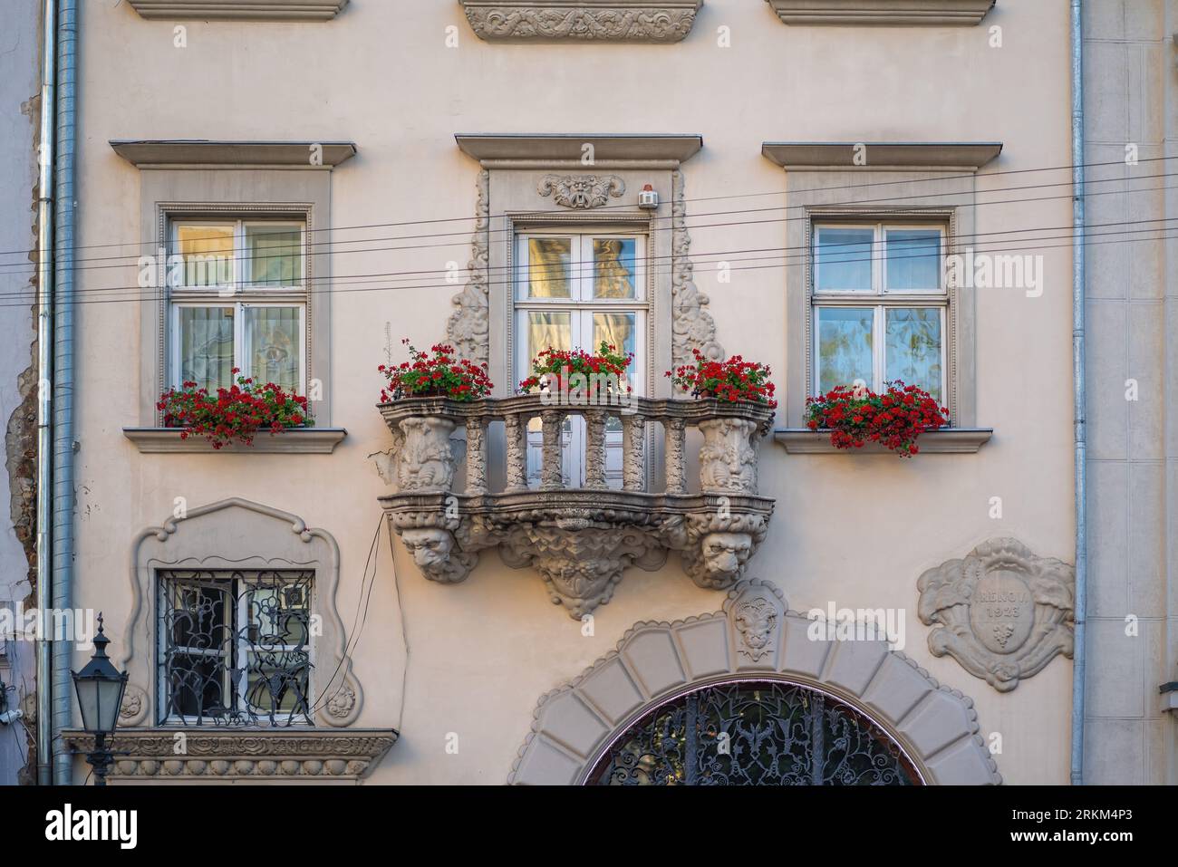 Balkon mit Blumen in der Altstadt von Lemberg - Lemberg, Ukraine Stockfoto
