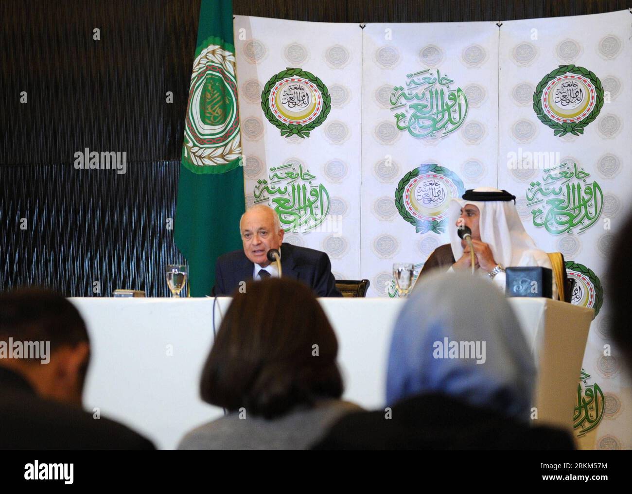 Bildnummer: 56518627 Datum: 27.11.2011 Copyright: imago/Xinhua (111127) -- KAIRO, 27. November 2011 (Xinhua) -- der Generalsekretär der Arabischen Liga (AL) Nabil el-Arabi (L) und der katarische Premierminister und Außenminister Sheikh Hamad bin Jassim al-Thani nehmen am 27. November 2011 an einer Pressekonferenz in Kairo, der Hauptstadt Ägyptens, Teil. Die Arabische Liga (AL) beschließt, am Sonntag Sanktionen gegen Syrien zu verhängen, da das Land es versäumt, ein Protokoll über den Besuch einer AL-Beobachtermission vor Ablauf der Frist von Freitag zu unterzeichnen. (Xinhua/Li Muzi) (lr) EGYPT-CAIRO-AL-SYRIA-SANCTIONS PUBLICATIONxNOTxINxCHN People Politik x0x Stockfoto