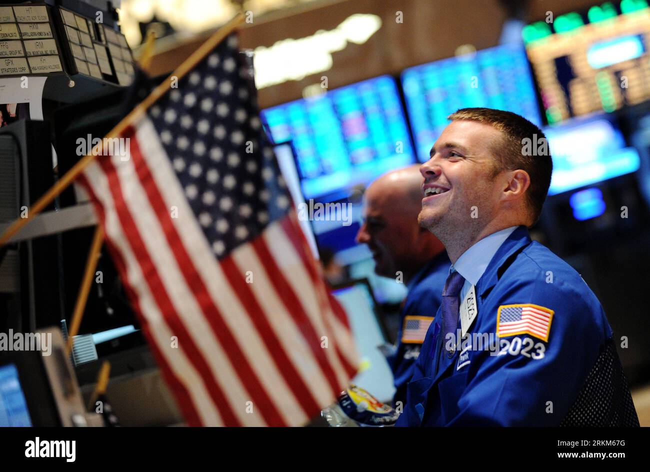 Bildnummer: 56528576 Datum: 28.11.2011 Copyright: imago/Xinhua (111128) -- NEW YORK, Nov. 28 (Xinhua) -- Traders Work at the New York Stock Exchange in New York, USA, Nov. 28, 2011. Die US-Aktien schnellten am Montag in die Höhe, als die S&P 500 eine siebentägige Verliererswelle einschlug, da die Anleger durch starke Urlaubsverkäufe und neue Hoffnungen auf eine radikalere europäische Schuldenlösung ermutigt wurden. Der Blue-Chip Dow erreichte fast 2,6 Prozent am Ende. Die breitere S&P 500 stieg um über 2,9 Prozent und die technisch anspruchsvolle Nasdaq um etwa 3,5 Prozent. (Xinhua/Shen Hong) U.S.-NEW YORK-STOCK EXCHANGE-SOAR P Stockfoto