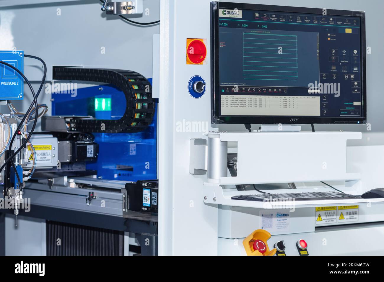 Perm, Russland - 29. Juni 2023: Kontrollpunkt der Beschichtungsmaschine für Leiterplatten Stockfoto