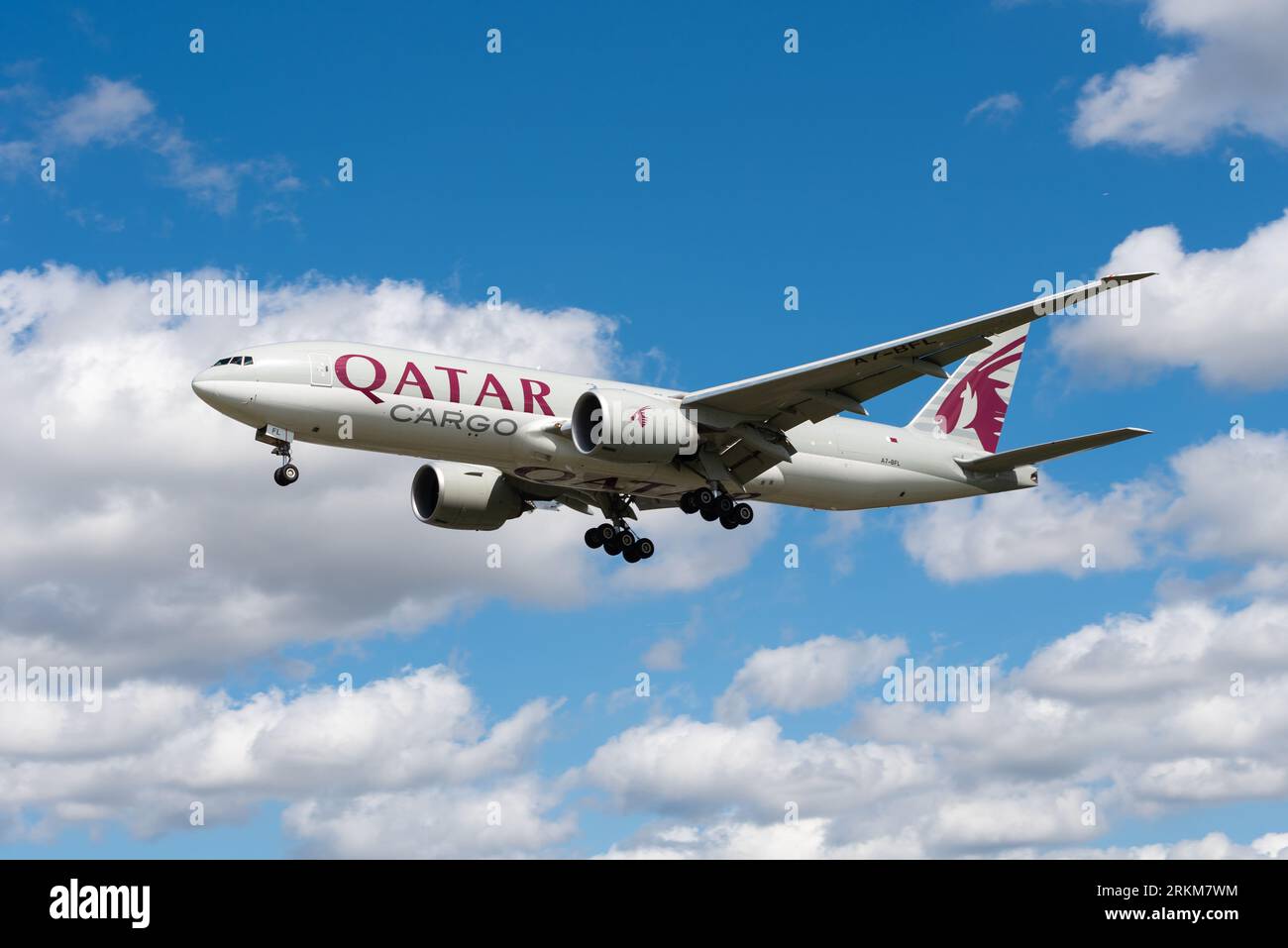 Qatar Airways Cargo Boeing 777-F Jet Airliner Flugzeug A7-BFL im Finale landen am London Heathrow Airport, UK. Boeing 777-Frachtflugzeugvariante Stockfoto