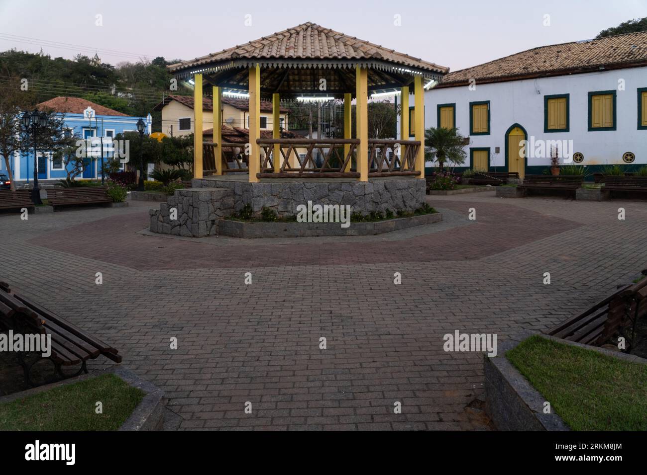 Zentraler Platz mit historischen Häusern, Bäumen und Konzerthallen in der Stadt Silveiras an einem sonnigen Sommertag, São Paulo, Brasilien. Konzept von Tourismus, Reisen Stockfoto