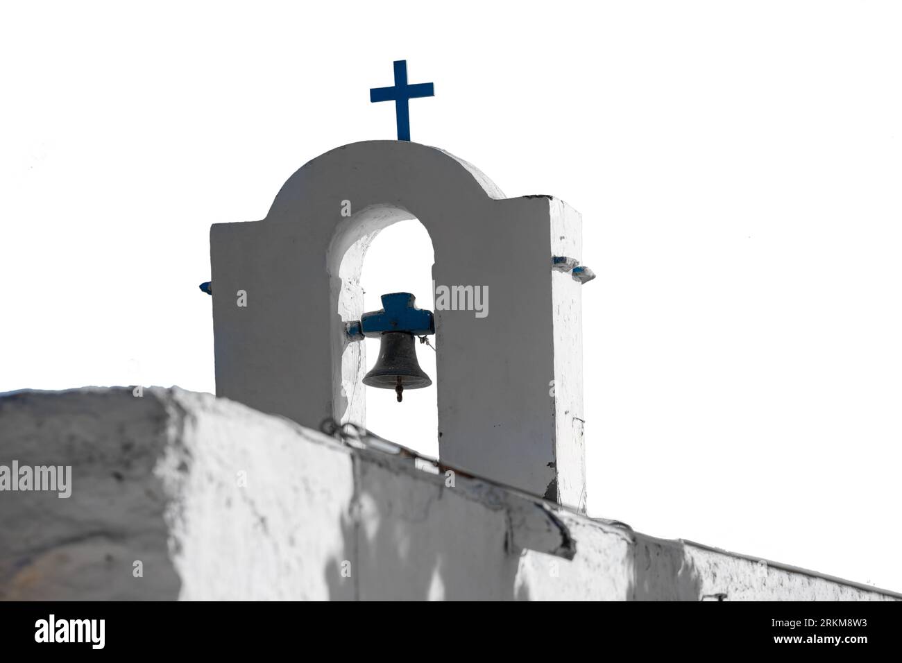 Griechische Inselkirche isoliert auf weißem Hintergrund. Kykladen Griechenland. Stockfoto