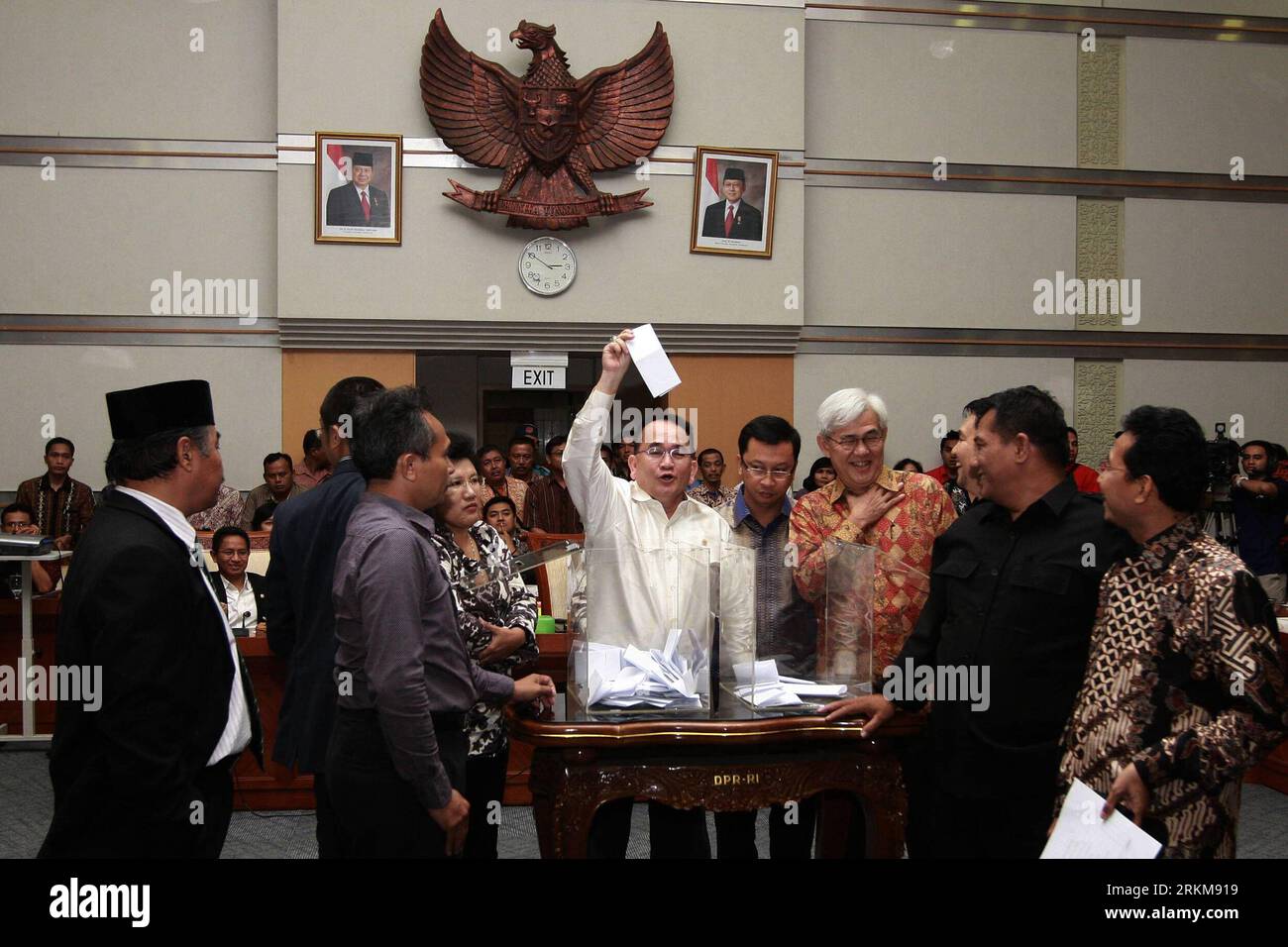 Bildnummer: 56555355 Datum: 02.12.2011 Copyright: imago/Xinhua (111202) -- JAKARTA, 2. Dezember 2011 (Xinhua) -- Repräsentative Fraktion von Mitgliedern der 3. Kommission, gab ihre Stimmzettel bei der Wahl des neuen Chefs der Kommission zur Bekämpfung der Korruption (KPK) in Jakarta, Indonesien, 2. Dezember 2011 ab. das indonesische parlament hat am Freitag einen neuen Chef der KPK gewählt. AbrahamxSamad, jetzt Koordinator des Anti-Korruptions-Komitees in der Provinz Süd-Sulawesi, gewann mit einem Erdrutschsieg gegen seine vier Konkurrenten und wird die KPK für 2011-2015 führen. (Xinhua/Veri Sanovri) (jl) INDONESIEN-POLITIK- Stockfoto