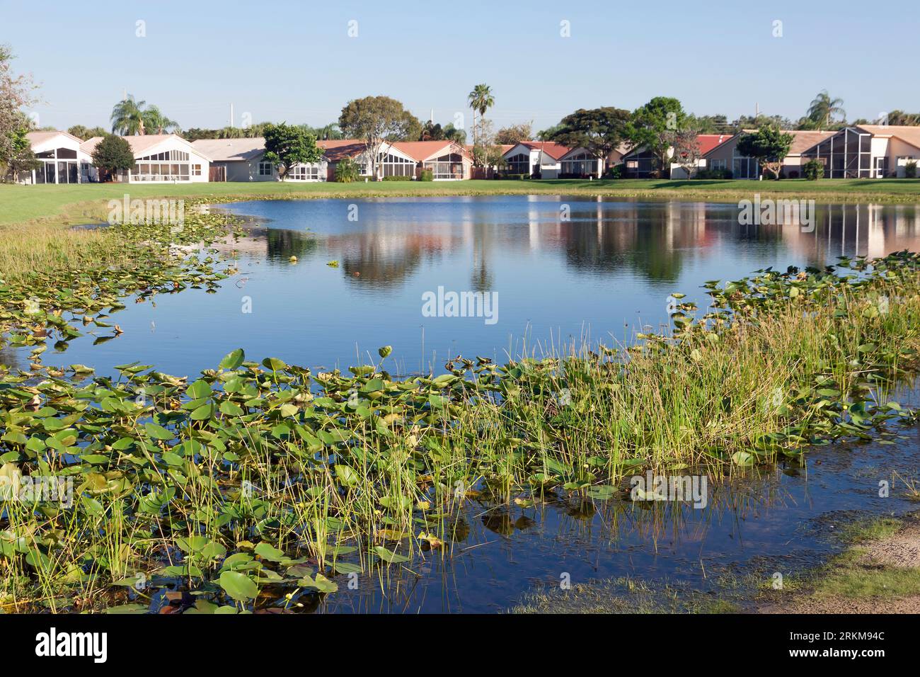 Süßwassersee in einer eingezäunten Gemeinde in Florida. Stockfoto