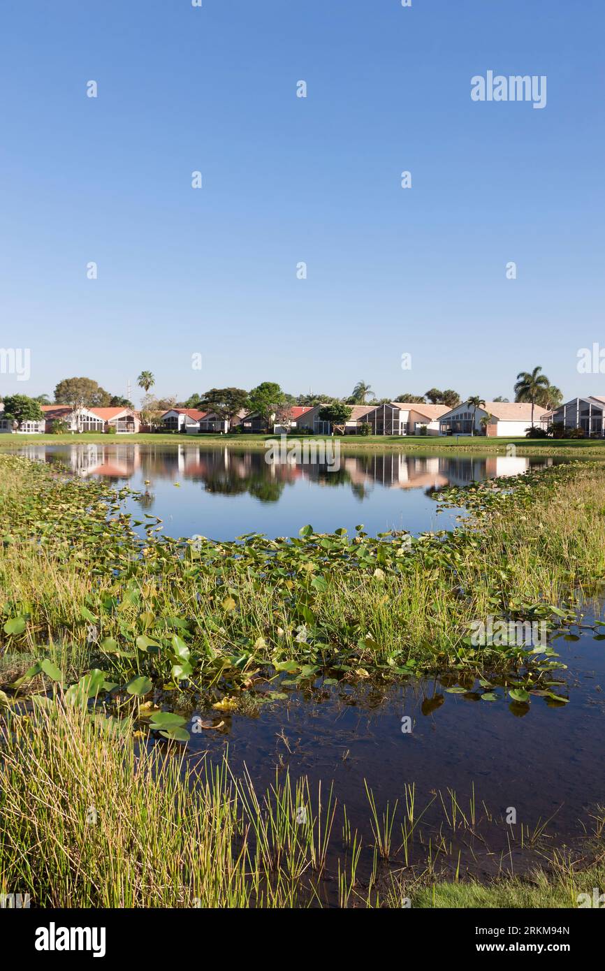 Süßwassersee in einer eingezäunten Gemeinde in Florida. Stockfoto