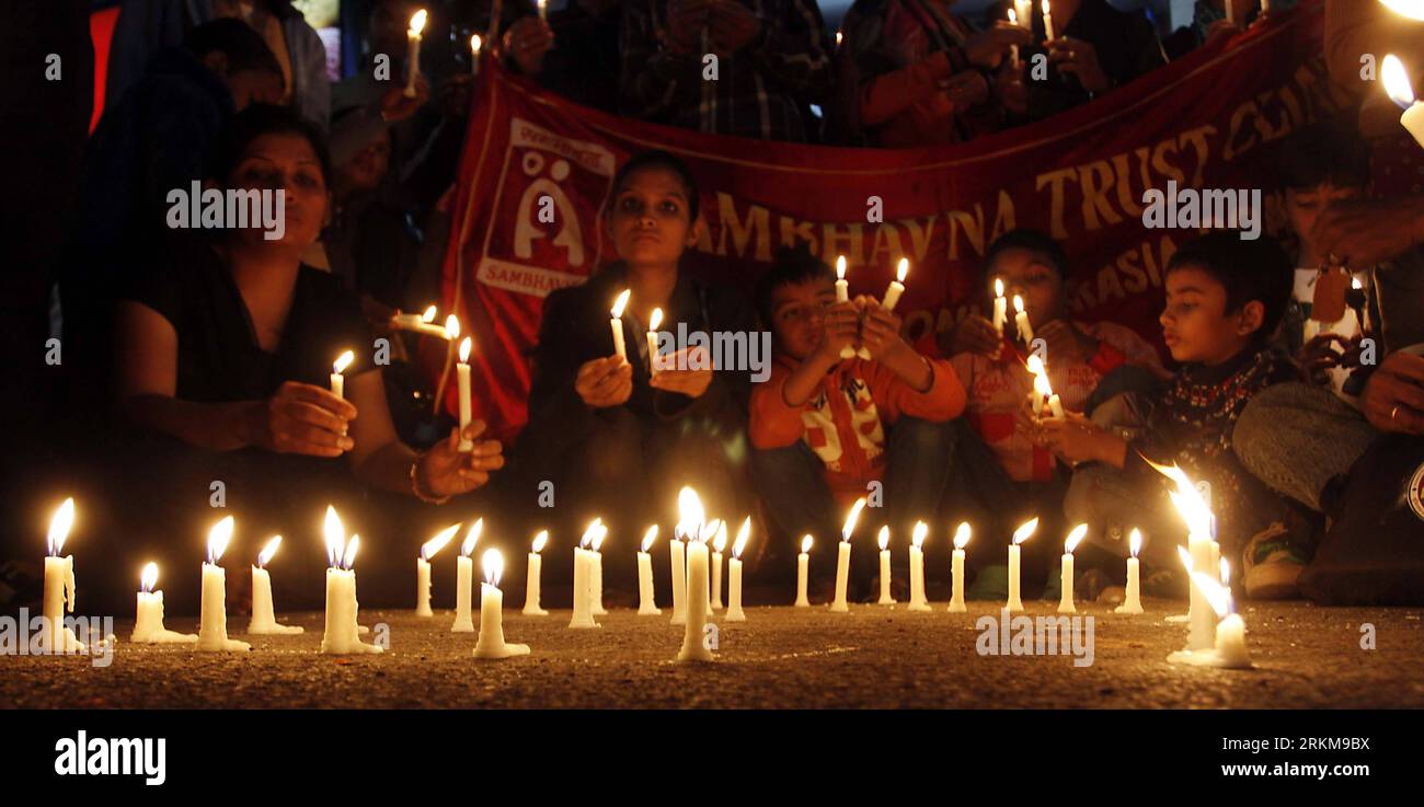 Bildnummer: 56575024 Datum: 02.11.2011 Copyright: imago/Xinhua (111203) -- BHOPAL, 3. Dezember 2011 (Xinhua) -- Lichter Kerzen während einer Zeremonie zum 27. Jahrestag der Gaskatastrophe in Bhopal, Indien, 2. Dezember 2011. Das Gasleck aus der Union Carbide-Anlage in Bhopal in der Nacht vom 2-3. Dezember 1984 tötete Tausende von Menschen und verursachte, dass mehrere Tausend Menschen körperlich behindert wurden. (Xinhua) (yc) INDIA-BHOPAL-GAS DISASTER-ANNIVERSARY PUBLICATIONxNOTxINxCHN Gesellschaft Jahrestag 27 Giftgas Katastrophe Unglück Bhopalunglück Demo Gedenken xjh x0x Premiere 2011 quer 56575024 Datum 02 11 20 Stockfoto