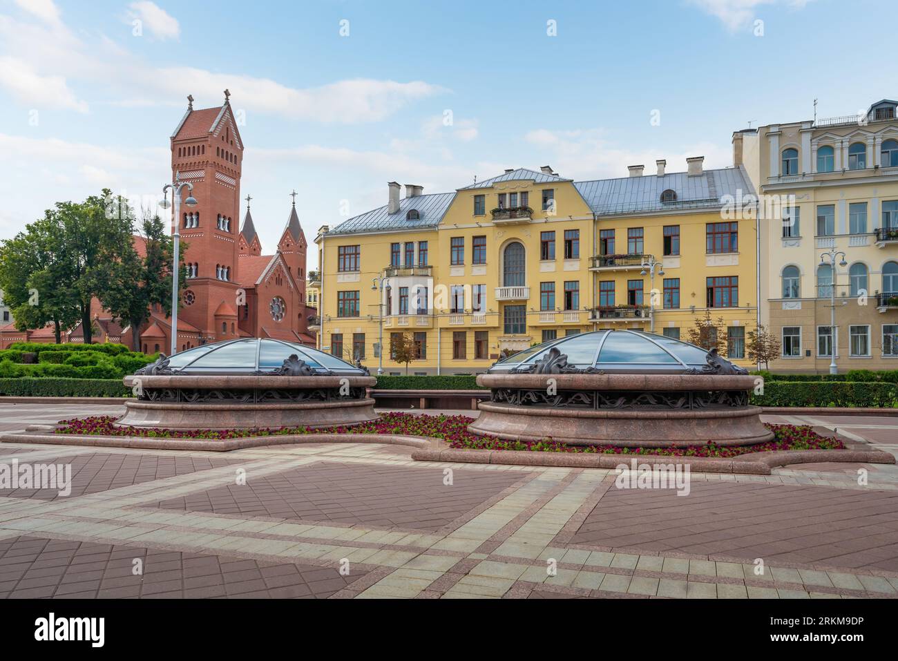 Unabhängigkeitsplatz und Kirche der Heiligen Simon und Helena – Rote Kirche Minsk – Minsk, Belarus Stockfoto
