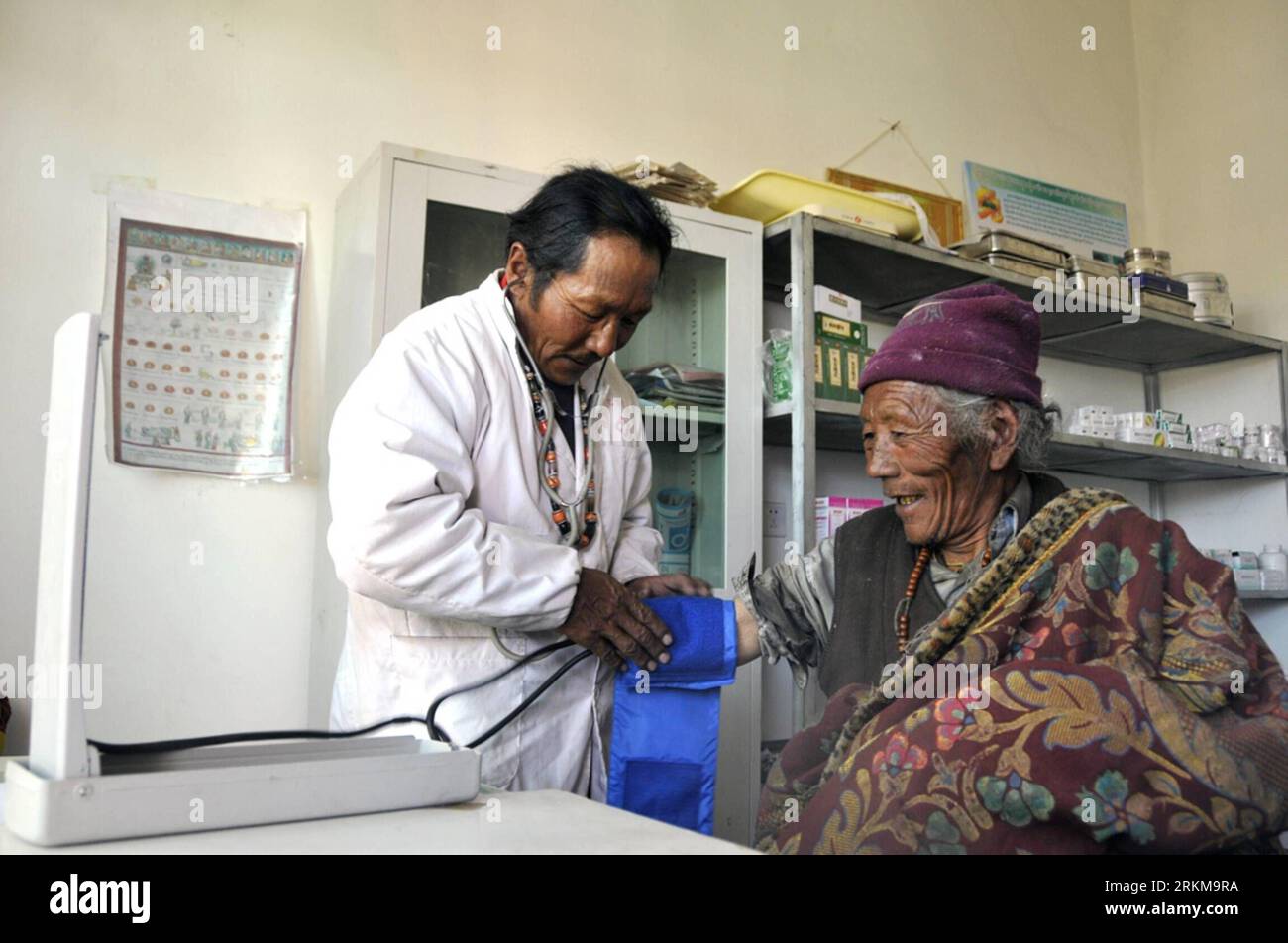 Bildnummer: 56602722 Datum: 03.12.2011 Copyright: imago/Xinhua (111204) -- ALI, 4. Dezember 2011 (Xinhua) -- Ein Arzt tibetischer ethnischer Gruppen kontrolliert den Blutdruck eines lokalen Dorfbewohners in der Klinik des Qianggu Dorfes im Gaize County in der Präfektur Ali, südwestchinesische Autonome Region Tibet, 3. Dezember 2011. China Mobile, die Telekom des Landes titan, hat 150 Millionen Yuan (24 Millionen US-Dollar) unterstützt, um die Lebensgrundlage der lokalen Bevölkerung im Gaize County zu verbessern, und der größte Teil dieser Hilfsgelder wird für das Leben in landwirtschaftlichen und pastoralen Gebieten bereitgestellt. Die Bauern und Hirten vor Ort haben neue Erfahrungen gemacht Stockfoto