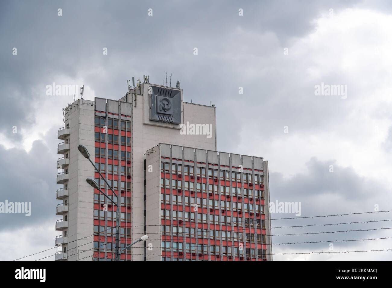 Gebäude aus der Sowjetzeit mit Hammer und Sichel in der Pobeditelei Avenue - Minsk, Belarus Stockfoto