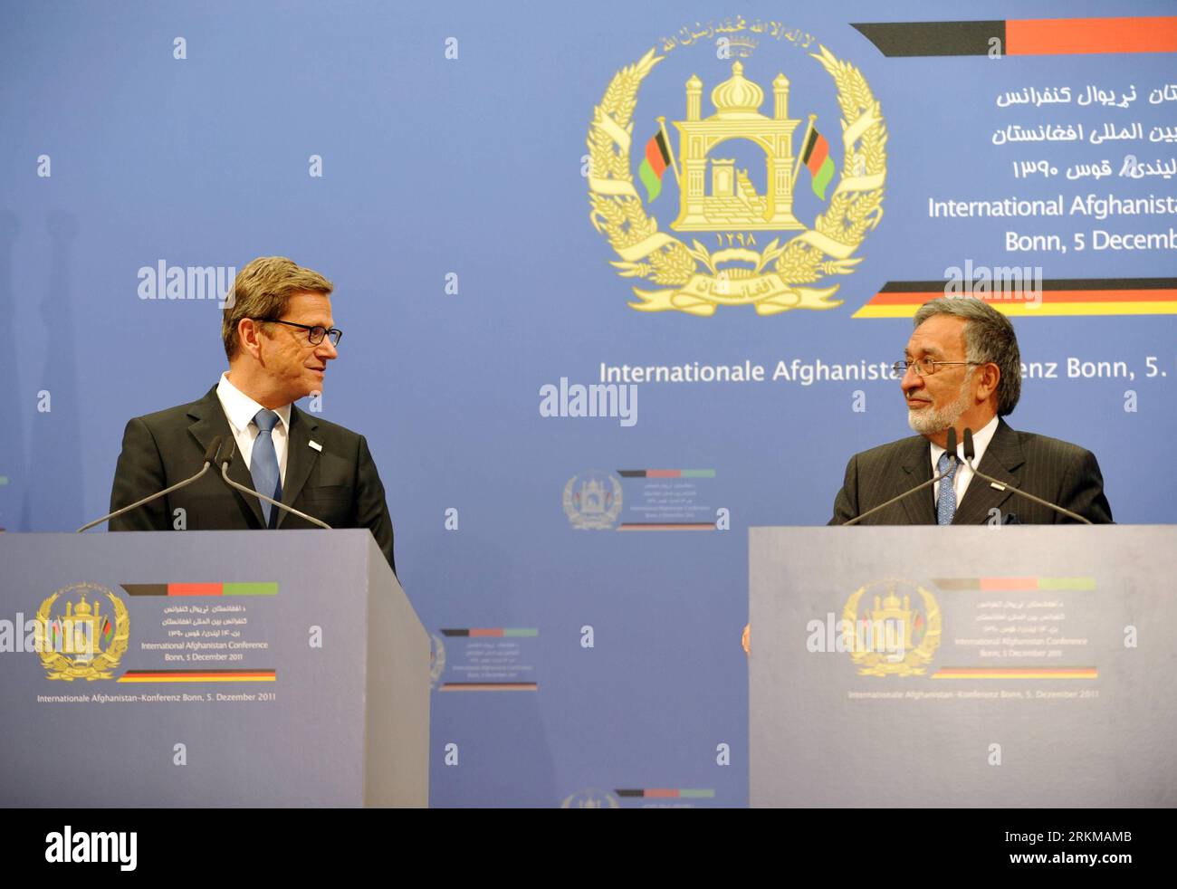 Bildnummer: 56635638  Datum: 05.12.2011  Copyright: imago/Xinhua (111206) -- BONN, Dec. 6, 2011 (Xinhua) -- German Foreign Minister Guido Westerwelle (L) and Afghan Foreign Minister Zalmay Rassoul attend a press conference in Bonn, Germany, Dec. 5, 2011. The 2011 Bonn conference, hosted by Germany and chaired by Afghan President Hamid Karzai, pledged sustained support to Afghanistan for another decade after NATO combat troops are withdrawn from the country in 2014. (Xinhua/Ma Ning) (zf) GERMANY-BONN-CONFERENCE-AFGHANISTAN PUBLICATIONxNOTxINxCHN People Politik Konferenz Afghanistankonferenz PK Stockfoto
