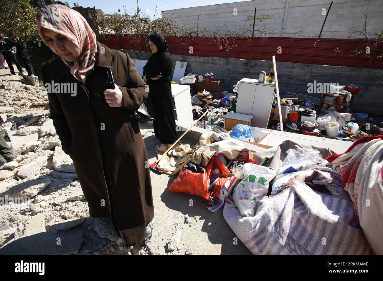 Bildnummer: 56635375 Datum: 05.12.2011 Copyright: imago/Xinhua (111205) -- JERUSALEM, 5. Dezember 2011 (Xinhua) -- Eine Palästinenserin steht auf dem Schutt eines Hauses, nachdem es von Israelis nach einem israelischen Regierungsbefehl in Ost-Jerusalems Stadtteil Beit Hanina am 5. Dezember 2011 zerstört wurde. (Xinhua/Muammar Awad) MIDEAST-JERUSALEM-ABRISS PUBLICATIONxNOTxINxCHN Gesellschaft Ostjerusalem Ost Palästinenser Abriss Wohnhaus xbs x0x 2011 quer Premiere 56635375 Datum 05 12 2011 Copyright Imago XINHUA Jerusalem DEC 5 2011 XINHUA eine PALÄSTINENSISCHE Frau steht AUF dem SCHUTT eines Hauses dahinter Stockfoto