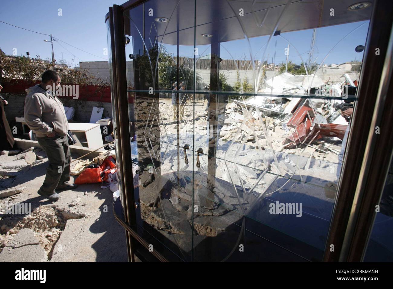 Bildnummer: 56635376 Datum: 05.12.2011 Copyright: imago/Xinhua (111205) -- JERUSALEM, 5. Dezember 2011 (Xinhua) -- Ein Palästinenser steht auf dem Schutt eines Hauses, nachdem es von Israelis nach einem israelischen Regierungsbefehl in Ost-Jerusalems Stadtteil Beit Hanina am 5. Dezember 2011 zerstört wurde. (Xinhua/Muammar Awad) MIDEAST-JERUSALEM-ABRISS PUBLICATIONxNOTxINxCHN Gesellschaft Ostjerusalem Ost Palästinenser Abriss Wohnhaus xbs x0x 2011 quer Premiere 56635376 Datum 05 12 2011 Copyright Imago XINHUA Jerusalem DEC 5 2011 XINHUA ein PALÄSTINENSISCHER Mann steht AUF dem SCHUTT eines Hauses danach was Stockfoto