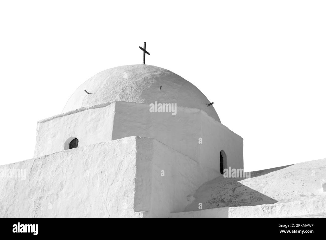 Griechische Inselkirche isoliert auf weißem Hintergrund. Kykladen Griechenland. Stockfoto