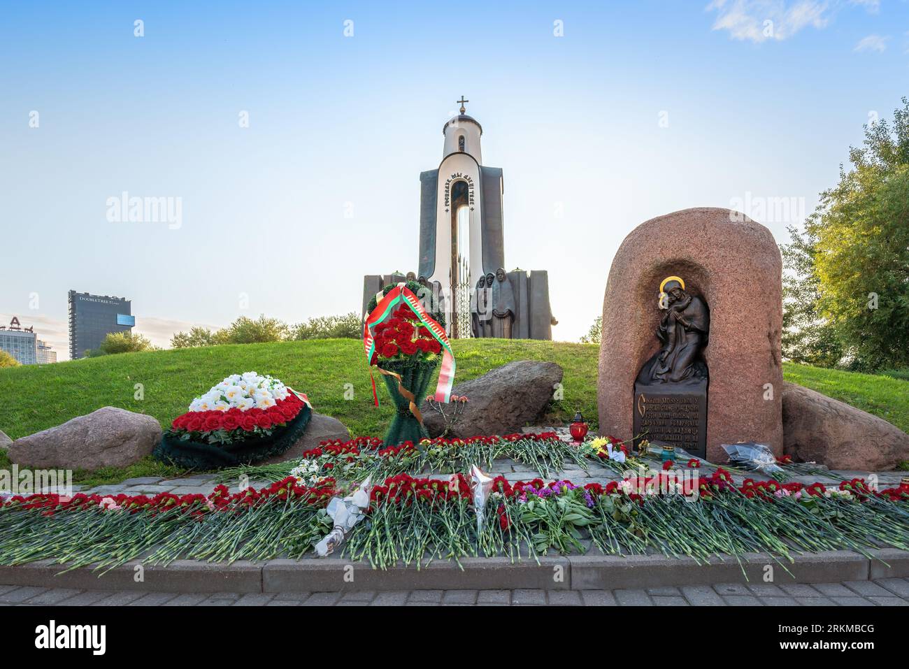 Blumenopfer am Tag der Fallschirmjäger vor dem Denkmal der Söhne des Vaterlandes auf der Insel der Tränen - Minsk, Belarus Stockfoto