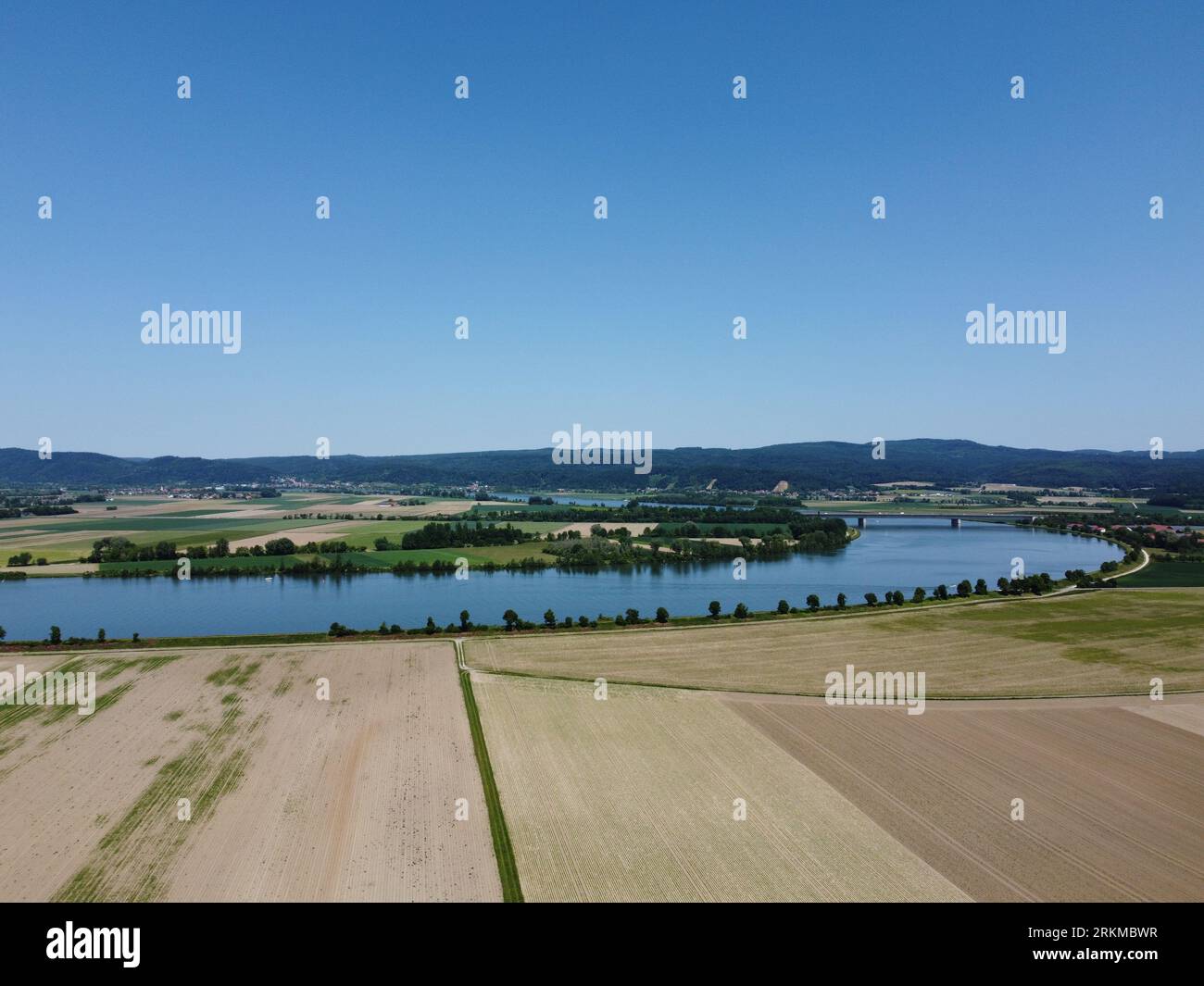 Donau mit ausgetrockneten Feldern in der Nähe von Woerth Donau und der Schleuse in Geisling, Stockfoto