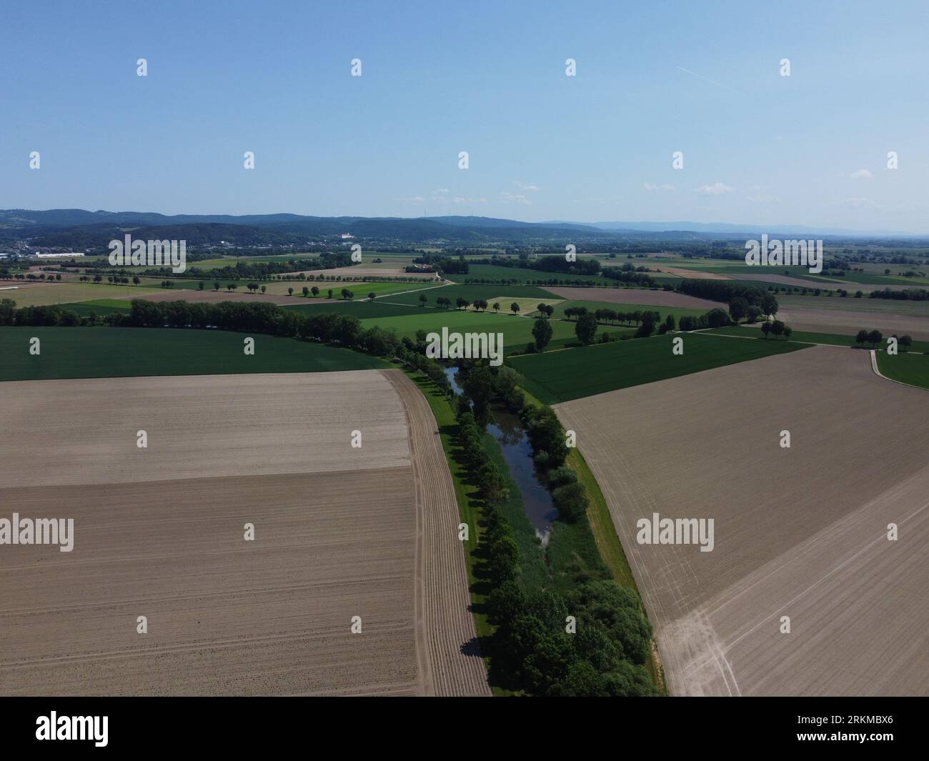 Donau mit ausgetrockneten Feldern in der Nähe von Woerth Donau und der Schleuse in Geisling, Stockfoto