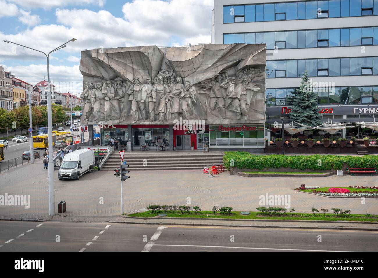 Solidarität sowjetische Skulptur über KFC Fast Food Restaurant - Minsk, Belarus Stockfoto