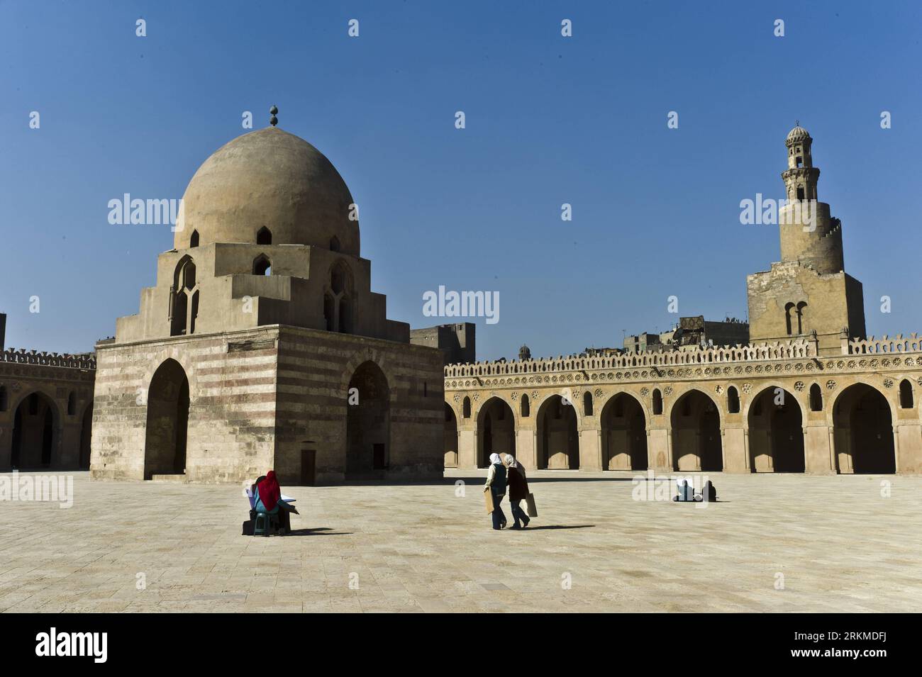 Bildnummer: 56684701  Datum: 10.12.2011  Copyright: imago/Xinhua (111211) -- CAIRO, Dec. 11, 2011 (Xinhua) -- Girls sketch at Ahmed Ibn Tulun Mosque in Cairo, Egypt, Dec. 10, 2011. (Xinhua/Li Muzi) (wn) EGYPT-CAIRO-DAILY LIFE-MOSQUE PUBLICATIONxNOTxINxCHN Reisen Afrika Ägypten xjh x0x 2011 quer      56684701 Date 10 12 2011 Copyright Imago XINHUA  Cairo DEC 11 2011 XINHUA Girls Sketch AT Ahmed Ibn Tulun Mosque in Cairo Egypt DEC 10 2011 XINHUA left Muzi  Egypt Cairo Daily Life Mosque PUBLICATIONxNOTxINxCHN Travel Africa Egypt XJH x0x 2011 horizontal Stockfoto