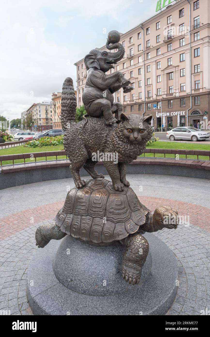 Pyramide von Tieren mit Schildkröten-, Katzen- und Elefantenskulptur vor dem belarussischen Staatszirkus – Minsk, Belarus Stockfoto