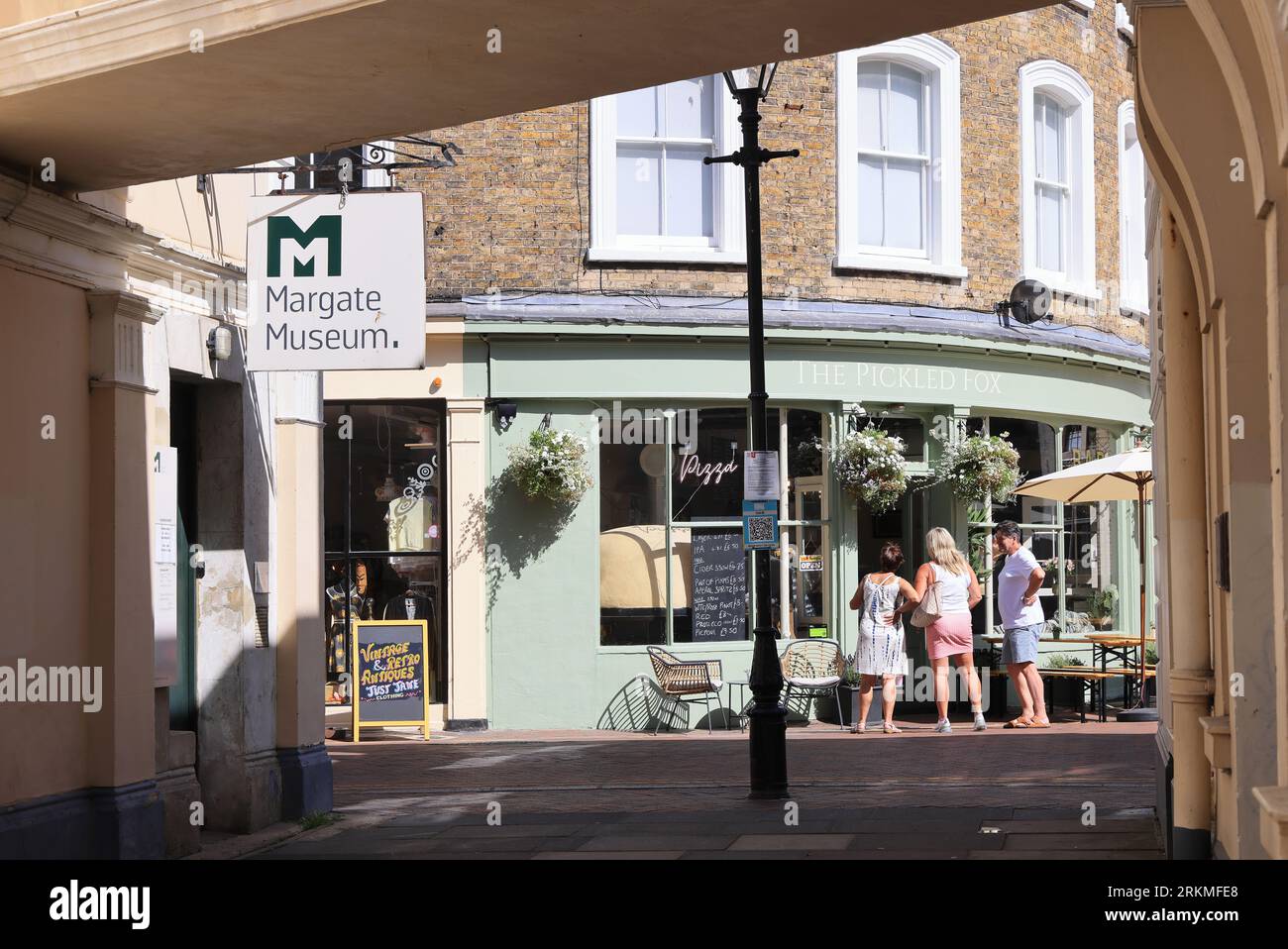 Unabhängige Geschäfte, Cafés und Galerien in der hübschen Altstadt von Margate in Kent, Großbritannien Stockfoto