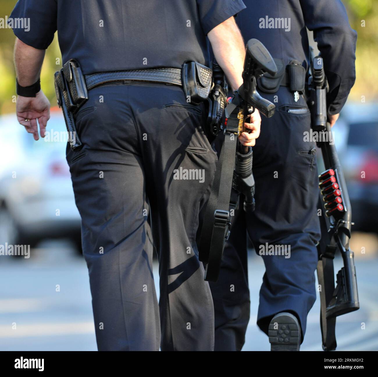 Bildnummer: 56744477 Datum: 17.12.2011 Copyright: imago/Xinhua (111217) -- LOS ANGELES, 17. Dezember 2011 (Xinhua) -- Polizisten patrouillieren auf einer Straße in Irwindale, Kalifornien, am 17. Dezember 2011. Ein bewaffneter Schütze mit einem Gewehr erschoss zwei Freitag in einem Bürogebäude von Southern California Edison in Los Angeles, bevor er sich selbst tötete, berichteten lokale Medien. (Xinhua/Yang Lei) (dtf) USA-KALIFORNIEN-SHOOTING PUBLICATIONxNOTxINxCHN Gesellschaft Polizei Polizist Amoklauf Amok USA x0x xtm 2011 Quadrat Premiere 56744477 Datum 17 12 2011 Copyright Imago XINHUA Los Angeles DEZ 17 2011 XINHUA Polizist Pat Stockfoto