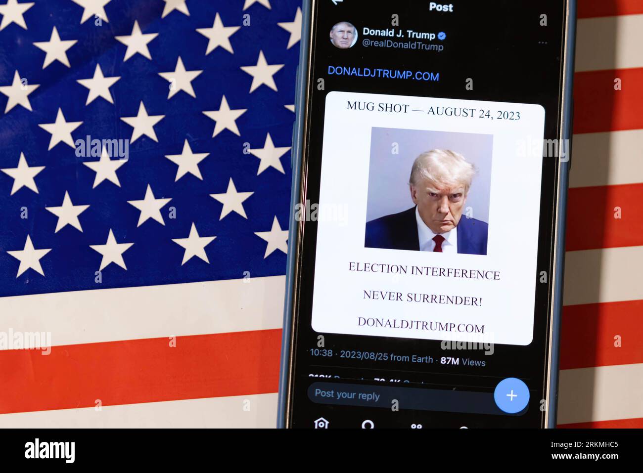 Donald J. Trump kehrte auf X zurück, das früher als Twitter bekannt war, um seine Mugshot in einem Xeet/Tweet zu posten. Donald J. Trump postete seine Mugshot auf seinem X-Konto, um seiner Verhaftung in Atlanta, Georgia, zu widersprechen und seine Unterstützer in seinem Antrag auf Wiederwahl als US-Präsident hinter sich zu bringen. Stockfoto