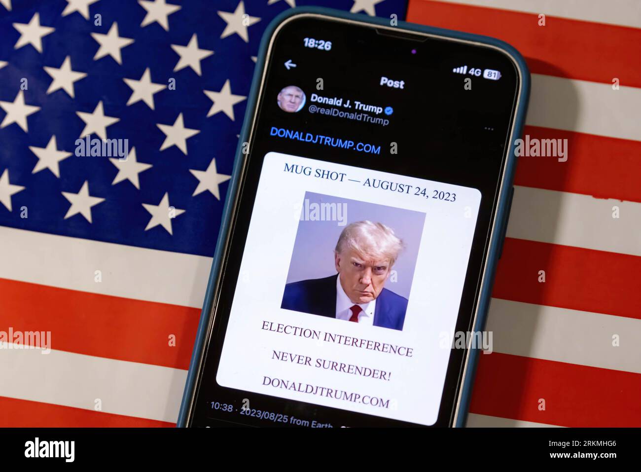 Donald J. Trump kehrte auf X zurück, das früher als Twitter bekannt war, um seine Mugshot in einem Xeet/Tweet zu posten. Donald J. Trump postete seine Mugshot auf seinem X-Konto, um seiner Verhaftung in Atlanta, Georgia, zu widersprechen und seine Unterstützer in seinem Antrag auf Wiederwahl als US-Präsident hinter sich zu bringen. Stockfoto