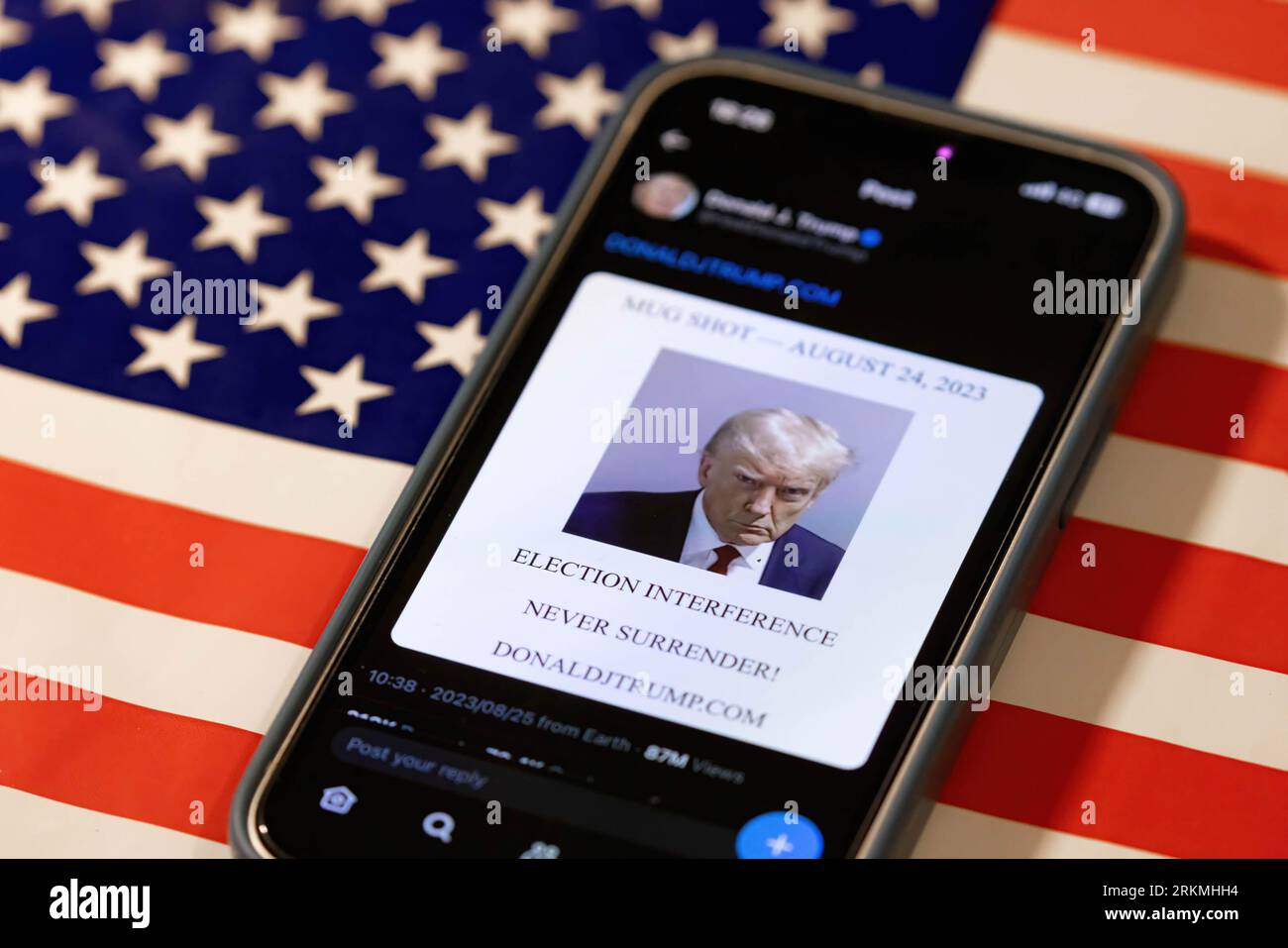 Donald J. Trump kehrte auf X zurück, das früher als Twitter bekannt war, um seine Mugshot in einem Xeet/Tweet zu posten. Donald J. Trump postete seine Mugshot auf seinem X-Konto, um seiner Verhaftung in Atlanta, Georgia, zu widersprechen und seine Unterstützer in seinem Antrag auf Wiederwahl als US-Präsident hinter sich zu bringen. Stockfoto