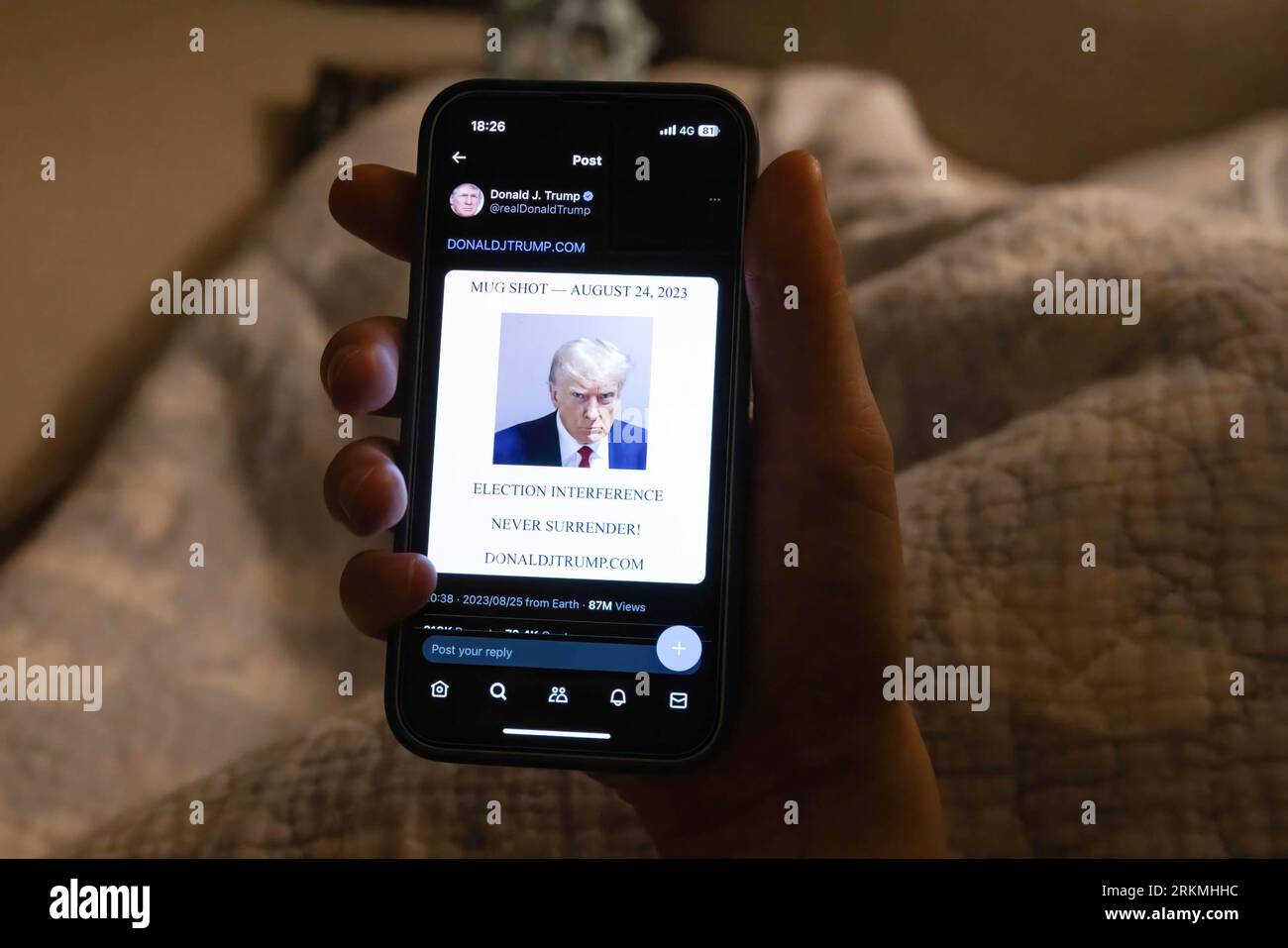 Donald J. Trump kehrte auf X zurück, das früher als Twitter bekannt war, um seine Mugshot in einem Xeet/Tweet zu posten. Donald J. Trump postete seine Mugshot auf seinem X-Konto, um seiner Verhaftung in Atlanta, Georgia, zu widersprechen und seine Unterstützer in seinem Antrag auf Wiederwahl als US-Präsident hinter sich zu bringen. Stockfoto