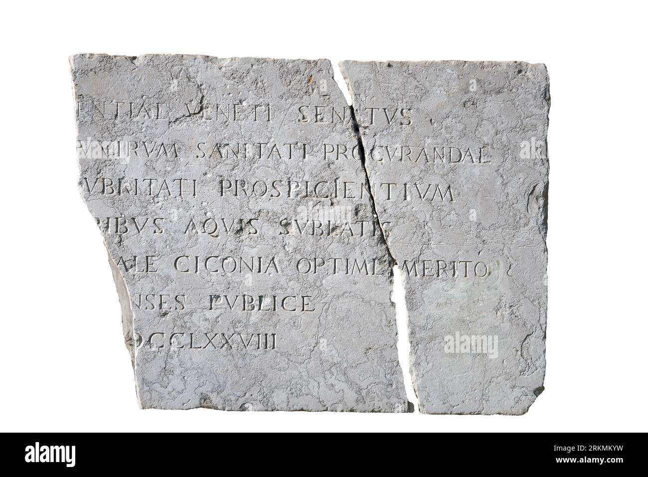 Eine Stele aus römischer Zeit mit einigen Inschriften auf transparentem Hintergrund Stockfoto