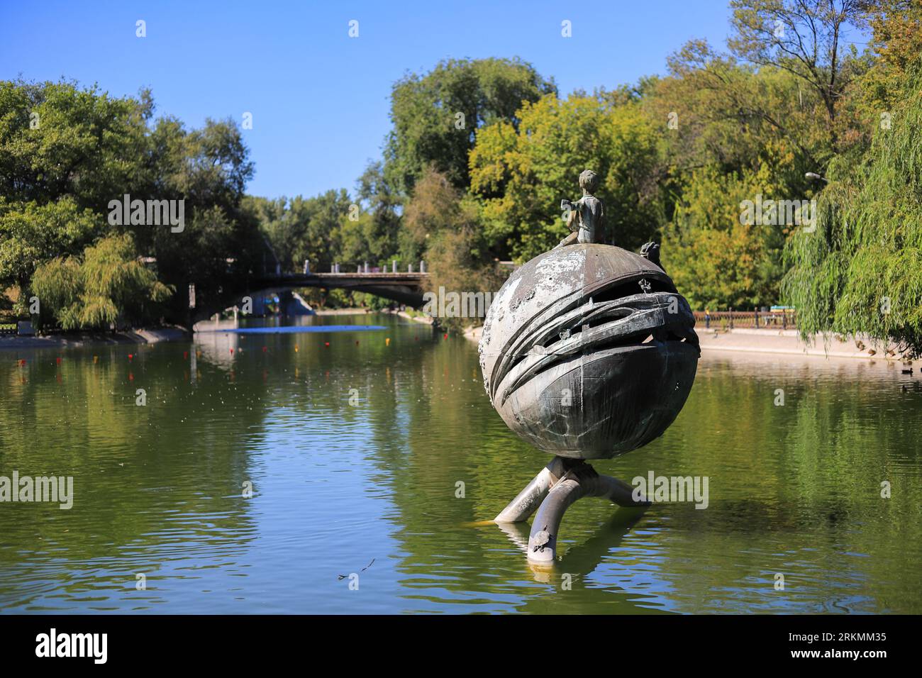 Bronzestatue des kleinen Prinzen auf dem Planeten im Globa Park in Dnipro Stockfoto