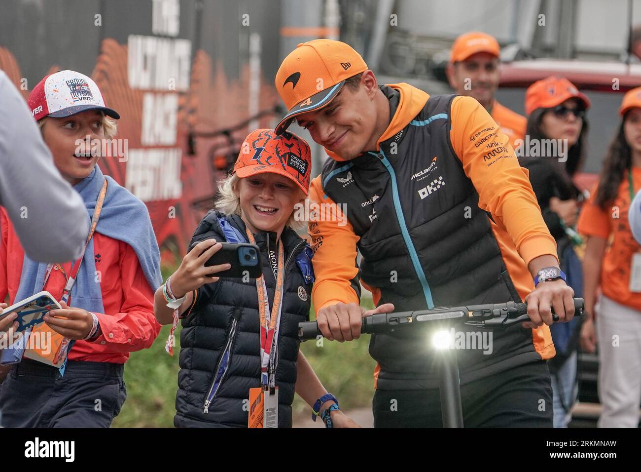 Lando Norris 4 (GBR), McLaren MCL60 Selfie mit Fan während der FORMEL 1 HEINEKEN DUTCH GRAND PRIX 2023 auf dem CM.com Circuit Zandvoort, Niederlande am 25. August 2023 Stockfoto