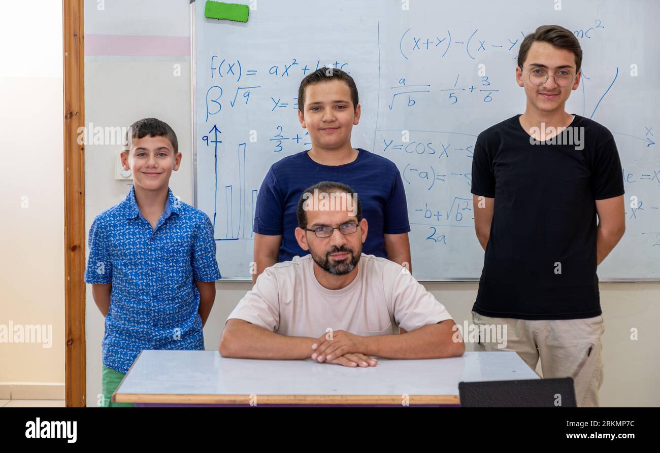 Schulkinder stehen nebeneinander und lächeln Stockfoto