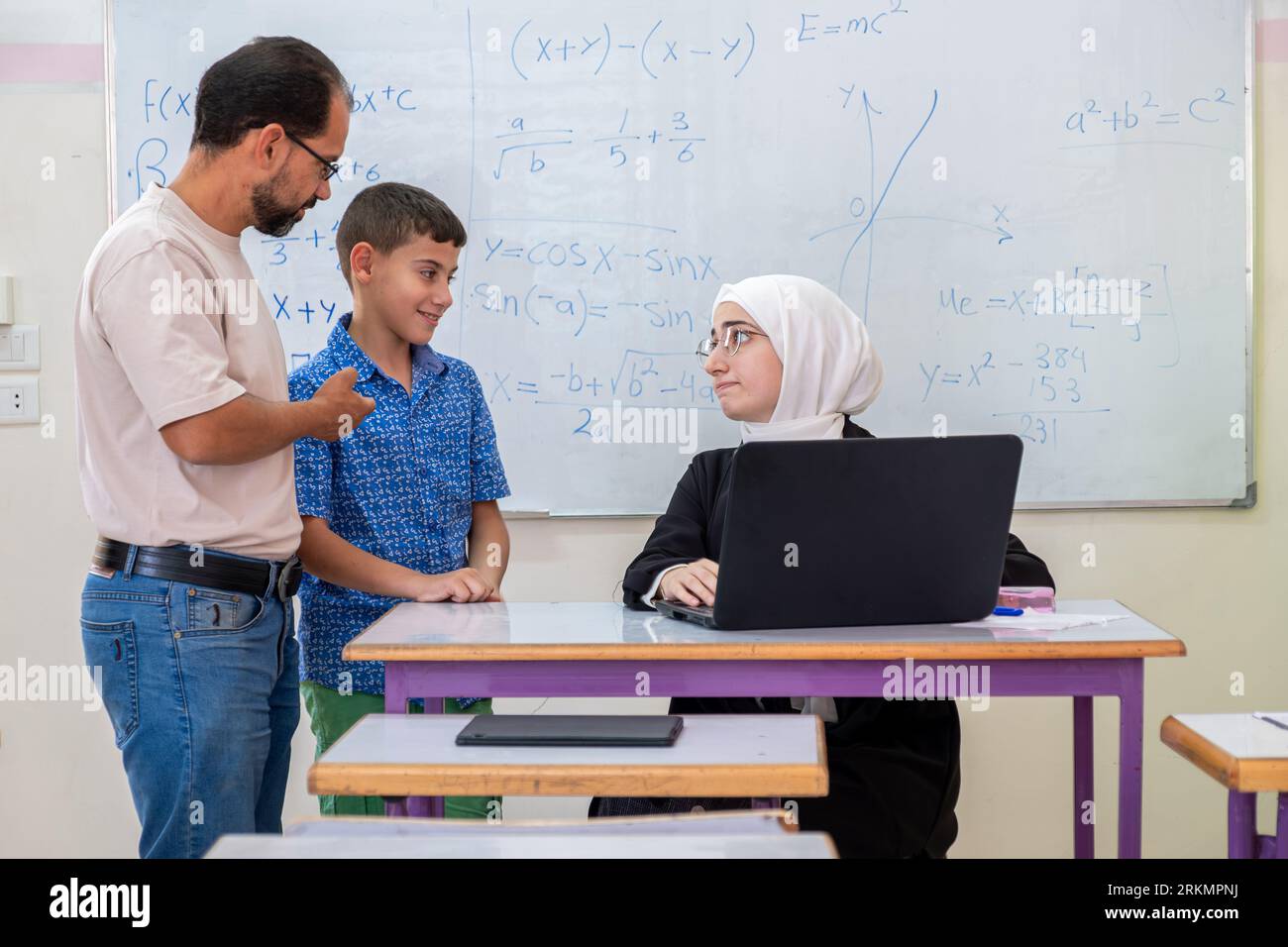 Mit dem Lehrer in der Schule über den akademischen Fortschritt von Here Son zu sprechen Stockfoto
