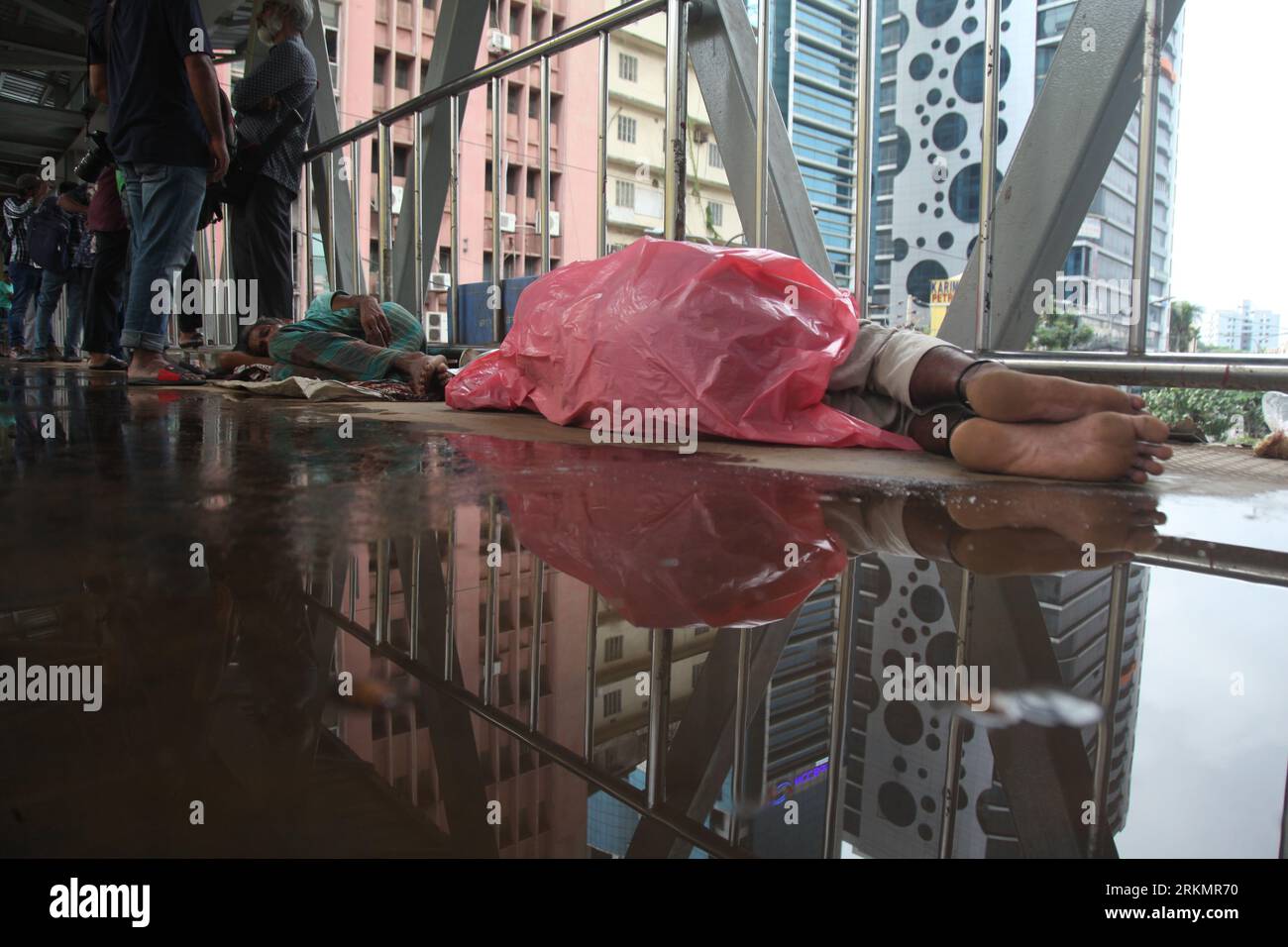 Dhaka Bangladesch 25. August 2023. Ein Obdachloser aus Bangladesch, der ein Nickerchen zu Fuß auf der Brücke in Paltan in Dhaka, Bangladesch, macht. Nazmul islam/Alamie leben Stockfoto